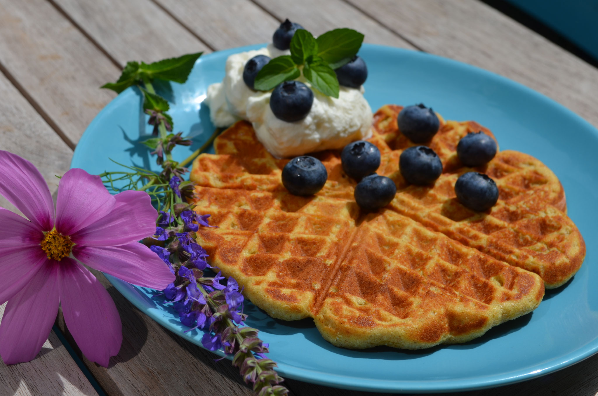 Köstliche Kichererbsen-Waffeln mit Heidelbeeren