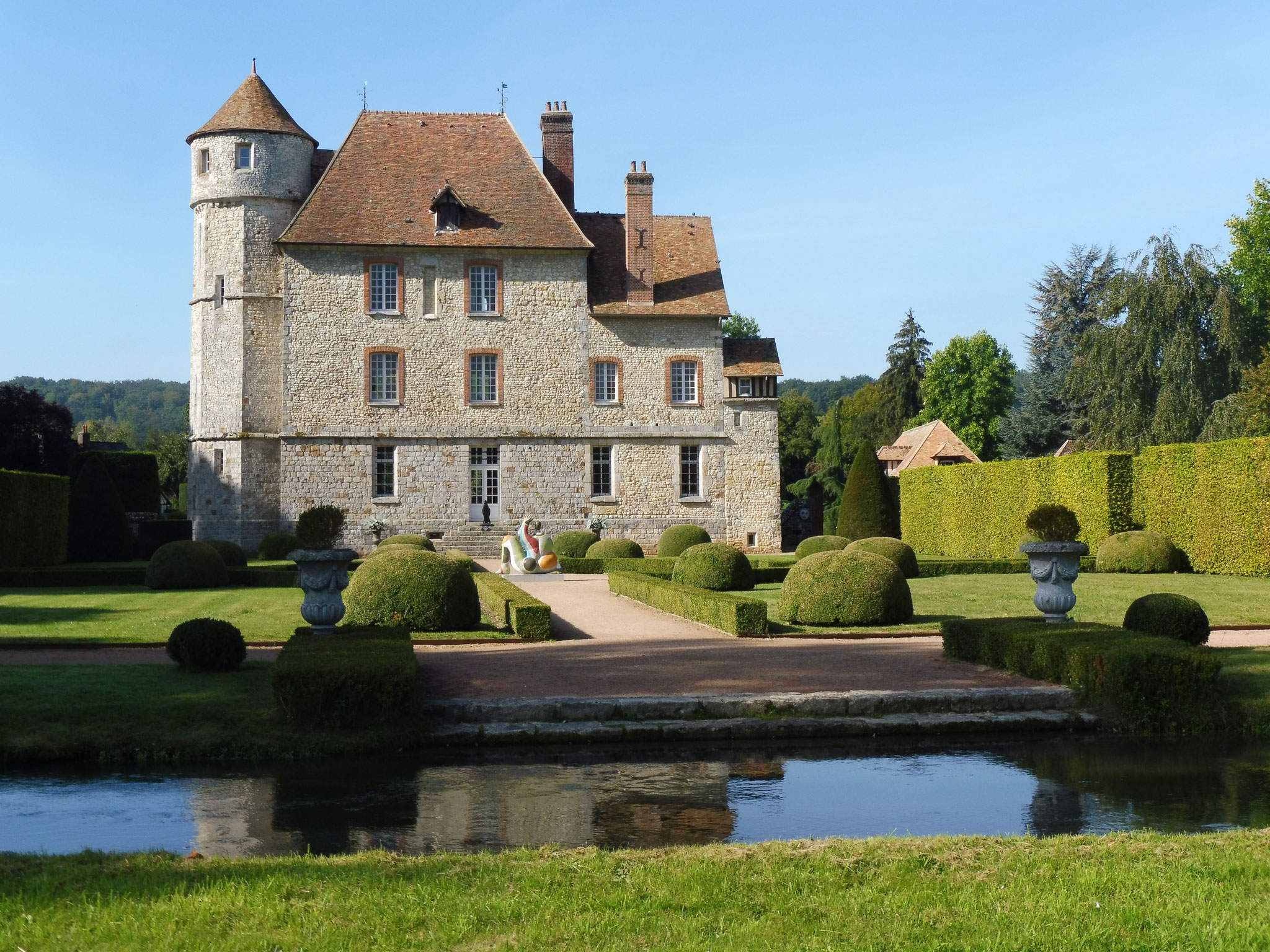 Le château de Vascoeuil depuis l'autre rive du Crevon