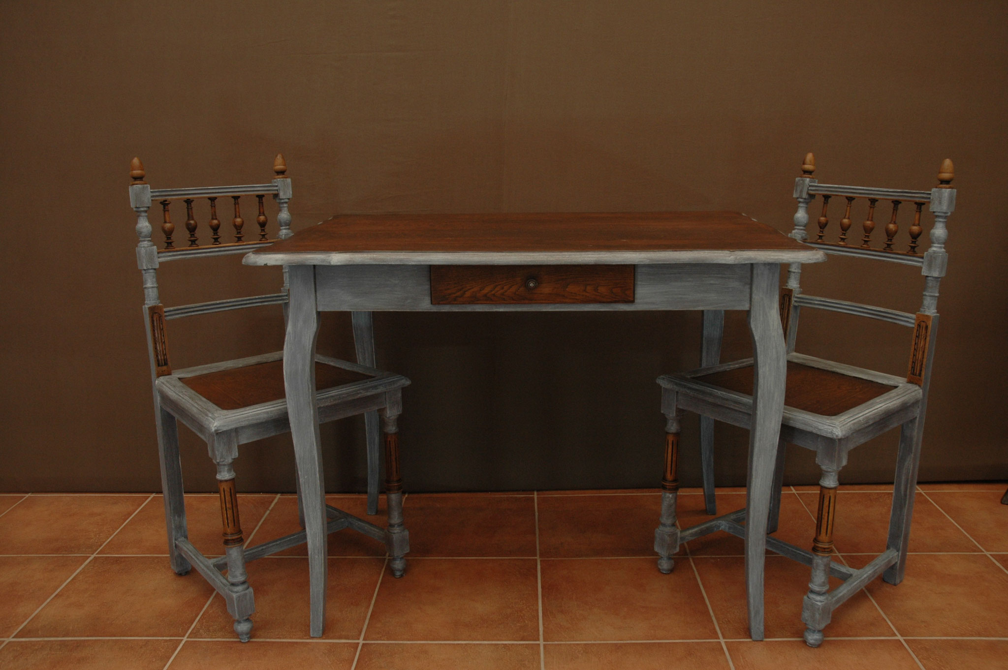 ensemble composé d'une table et deux chaises
