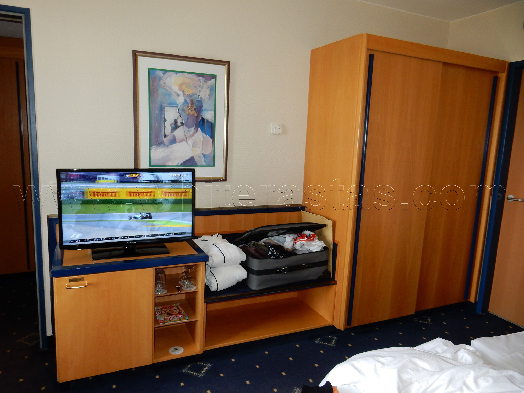 Holiday Inn: Blick vom Bett ins Zimmer 