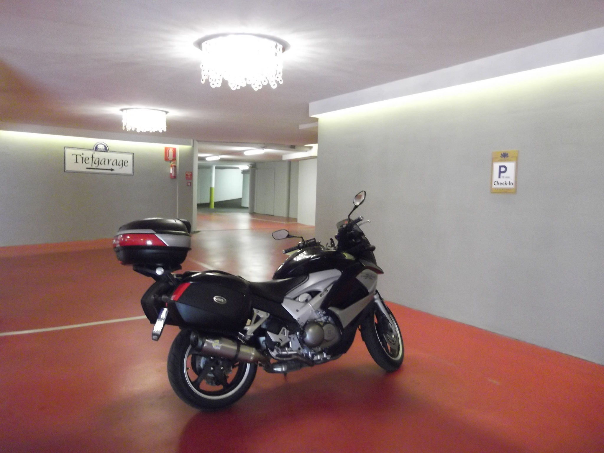 4)   Parcheggio sotterraneo Hotel Preidlhof