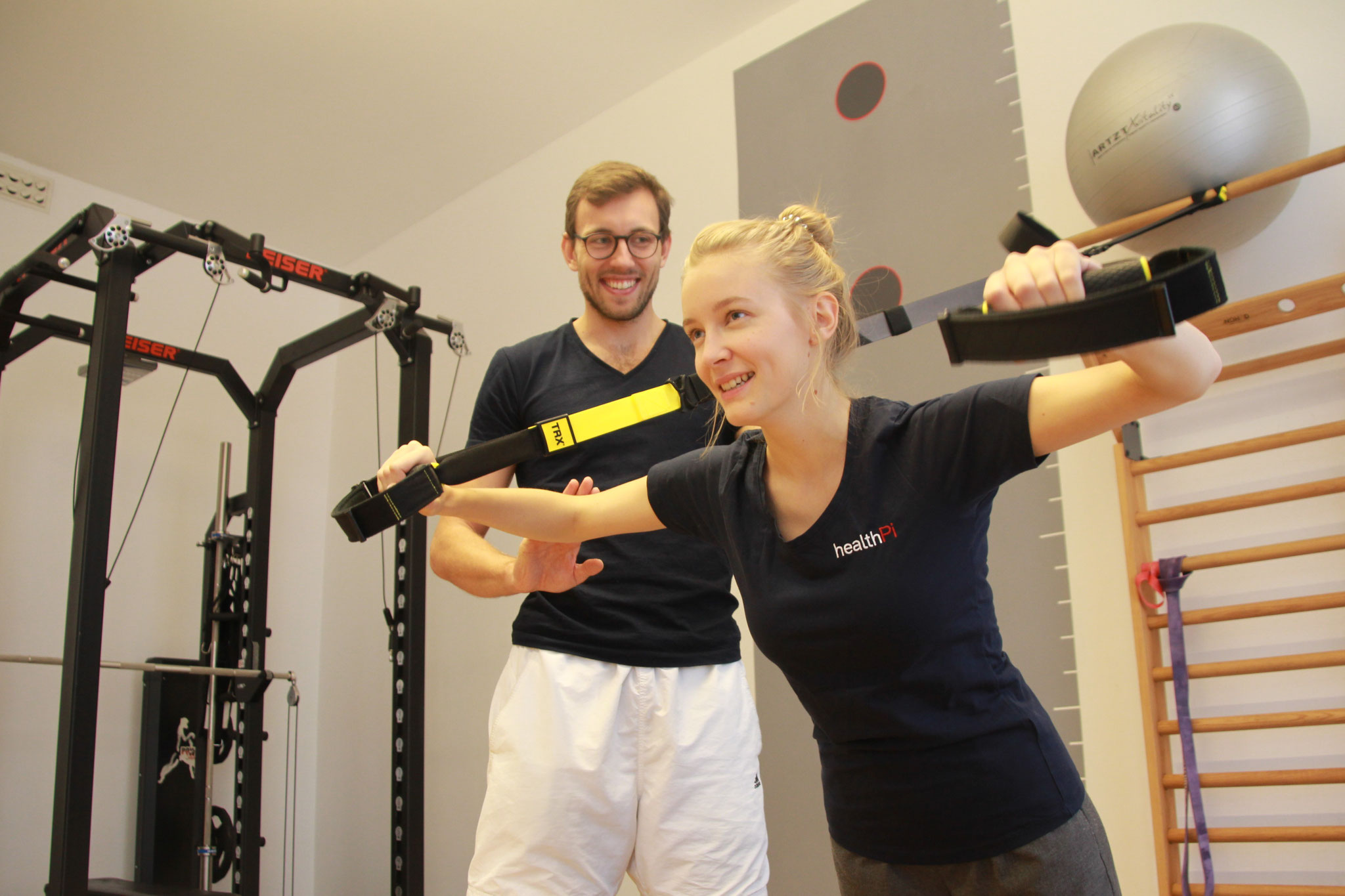 Sanfte Bewegungstherapie wird im erlaubten Rahmen durchgeführt, um die Beweglichkeit zu erhalten und die Muskulatur zu stärken.