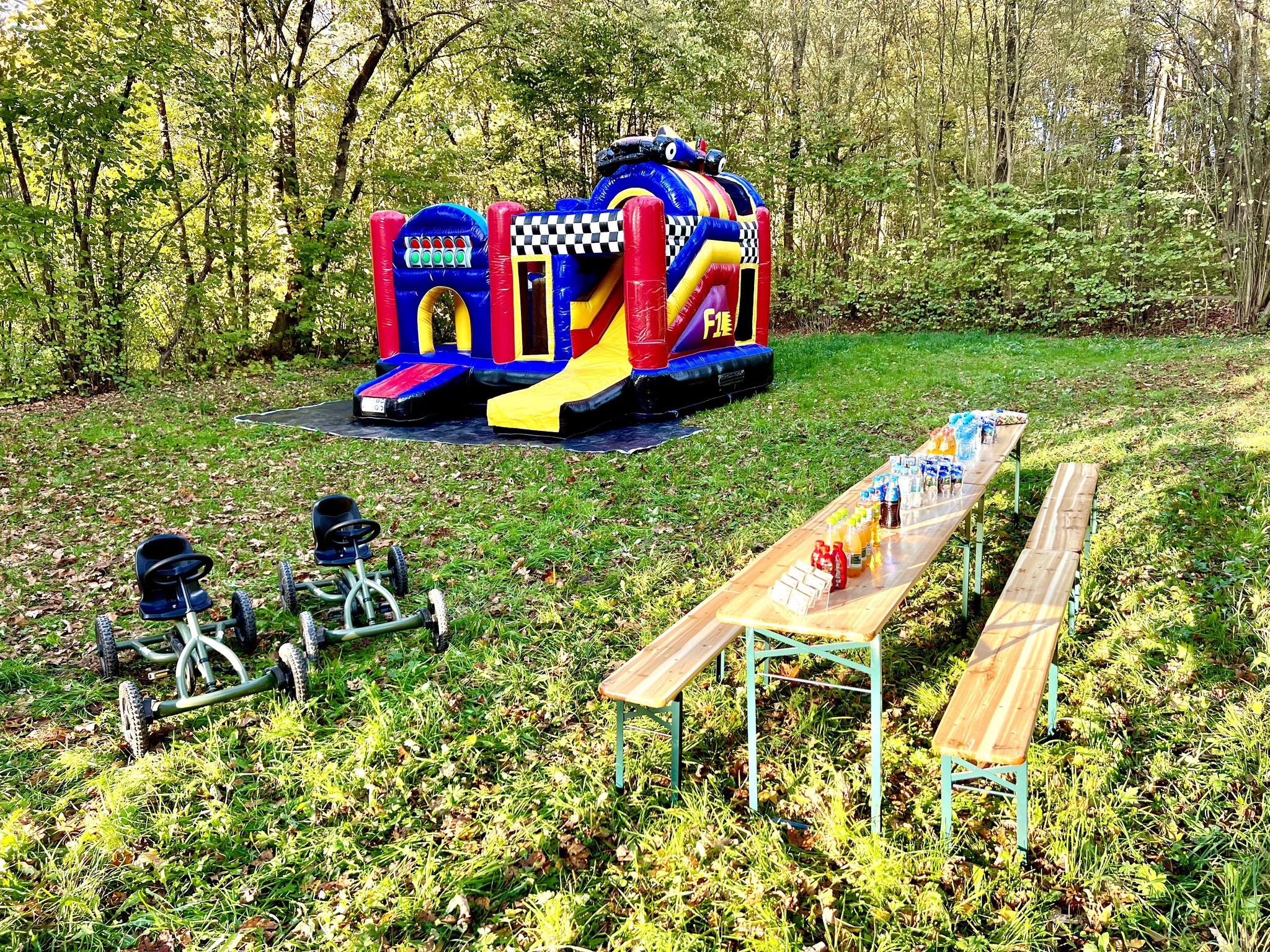 Zusätzlich können Sie auch eine Hüpfburg mieten