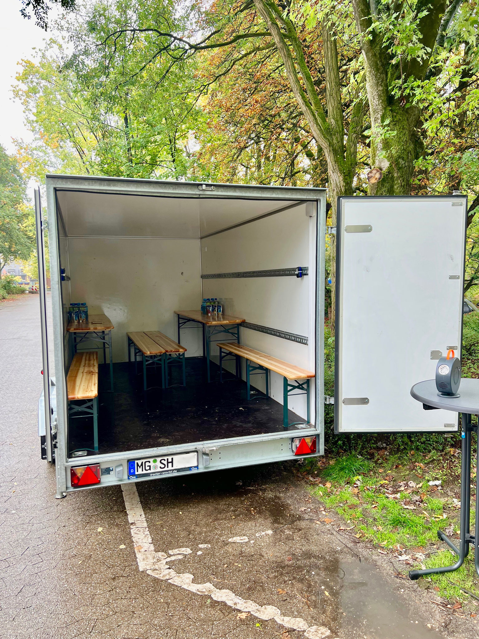 PKW-Kofferanhänger mieten mit Tischen und Bänken für Ihr Adresse, alternative zum Faltzelt