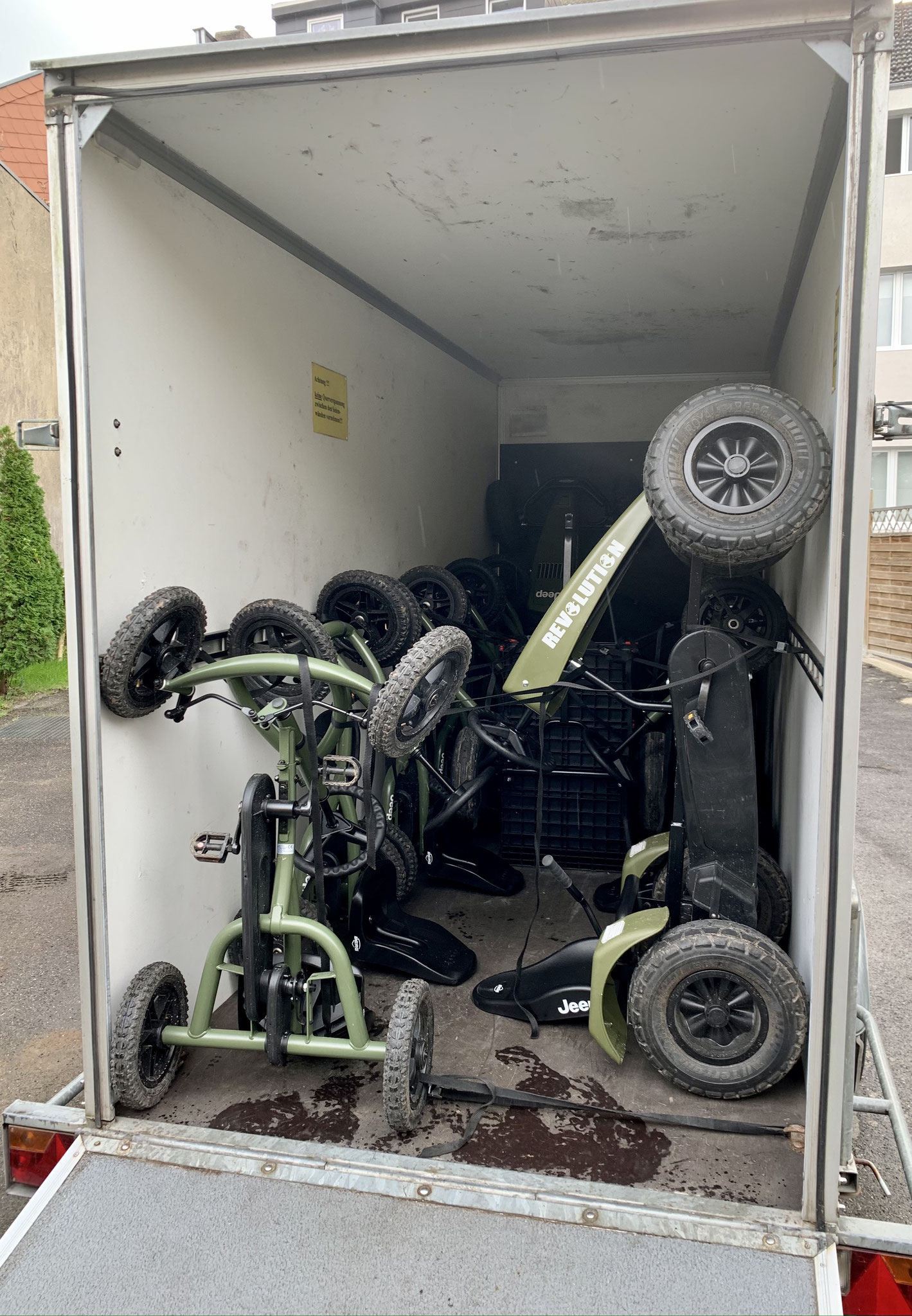 Einer von mehreren PKW Anhängern mit unseren Karts