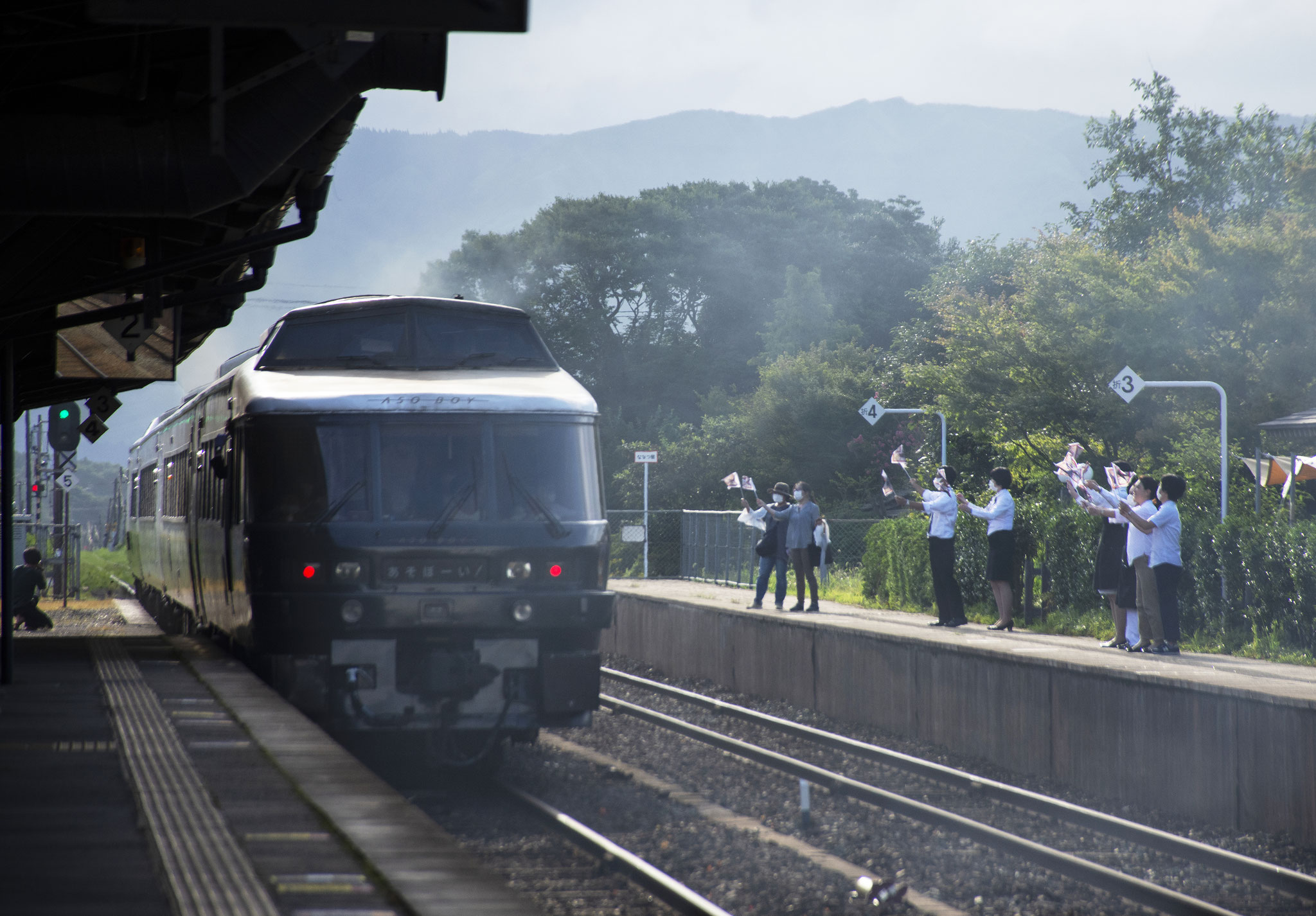 熊本地震からおよそ4年ぶりに全線が復旧した豊肥本線 阿蘇駅では駅員や地元の人々が観光列車をお見送りした。熊本県阿蘇市