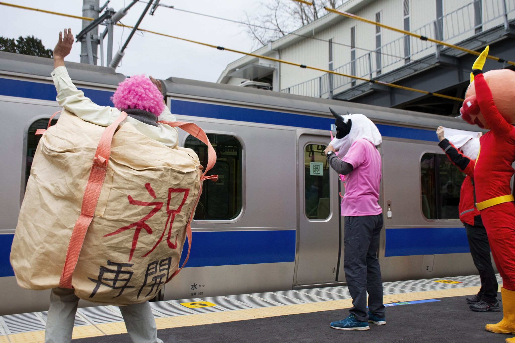 東日本大震災と原発事故からおよそ９年ぶりに全線が復旧した常磐線 帰還困難区域の一部が解除され、地元の人々が列車をお見送りした。福島県富岡町