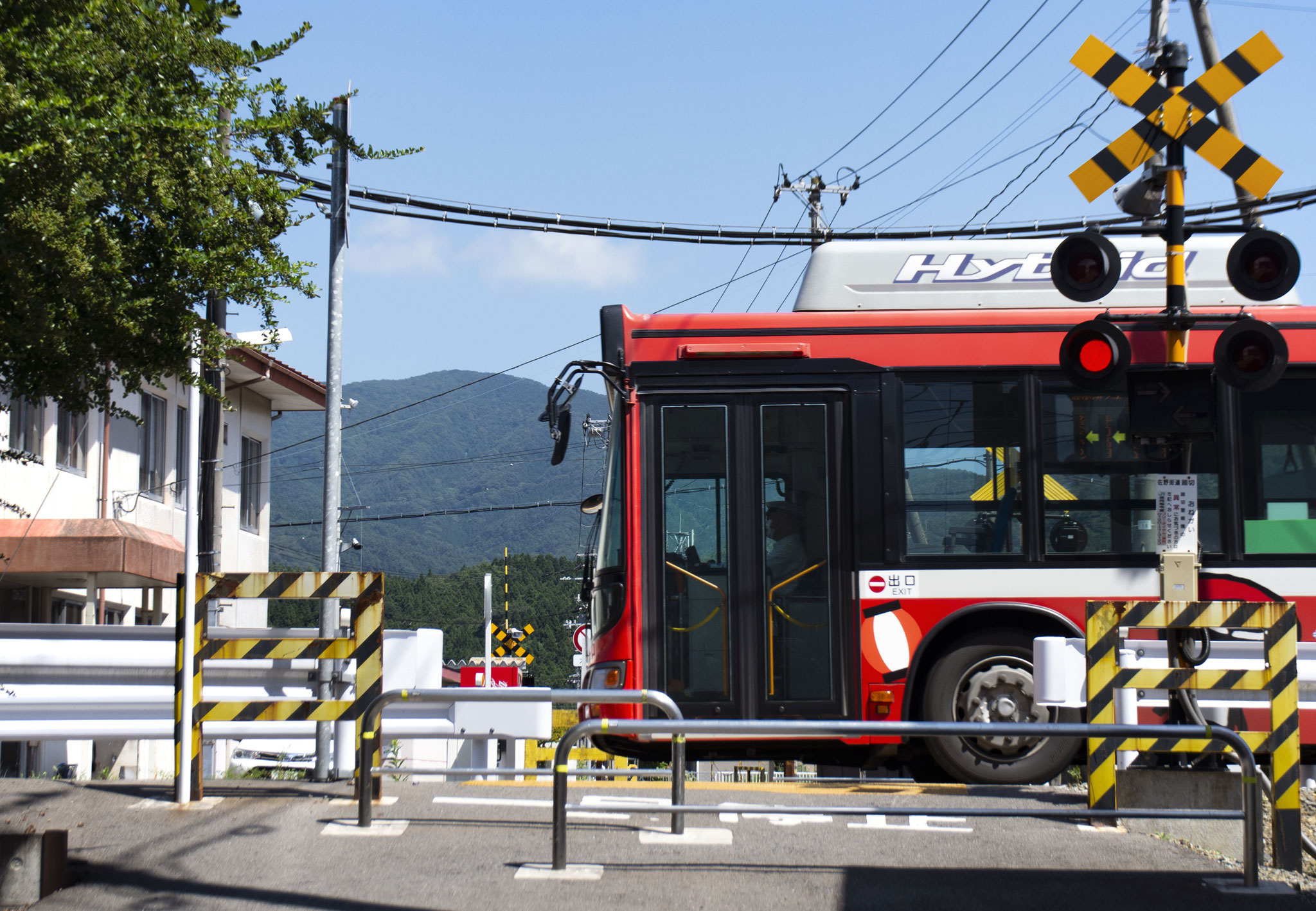 東日本大震災の津波の被害を受けた一部路線はBRTと呼ばれるバスに転換された。 BRTは専用道を走るため、踏切をバスが通過するという不思議な光景が見られる。岩手県大船渡市