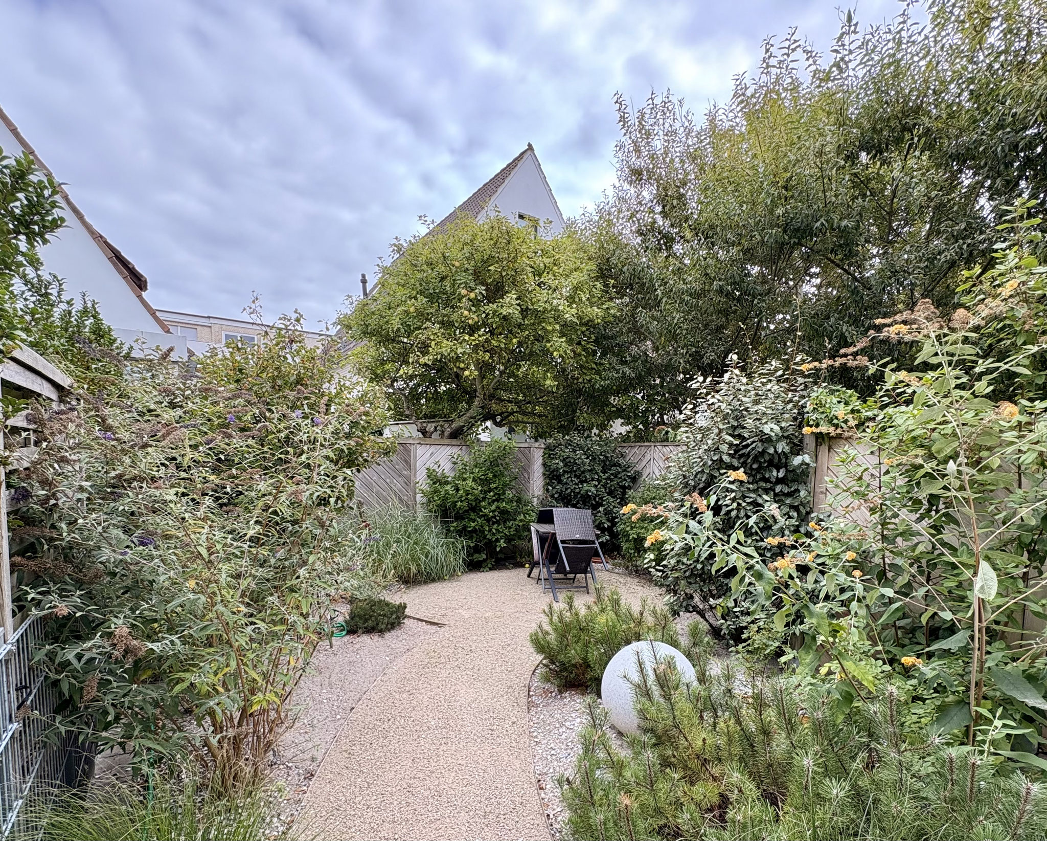 2025 Gartenweg zum Sitzplatz