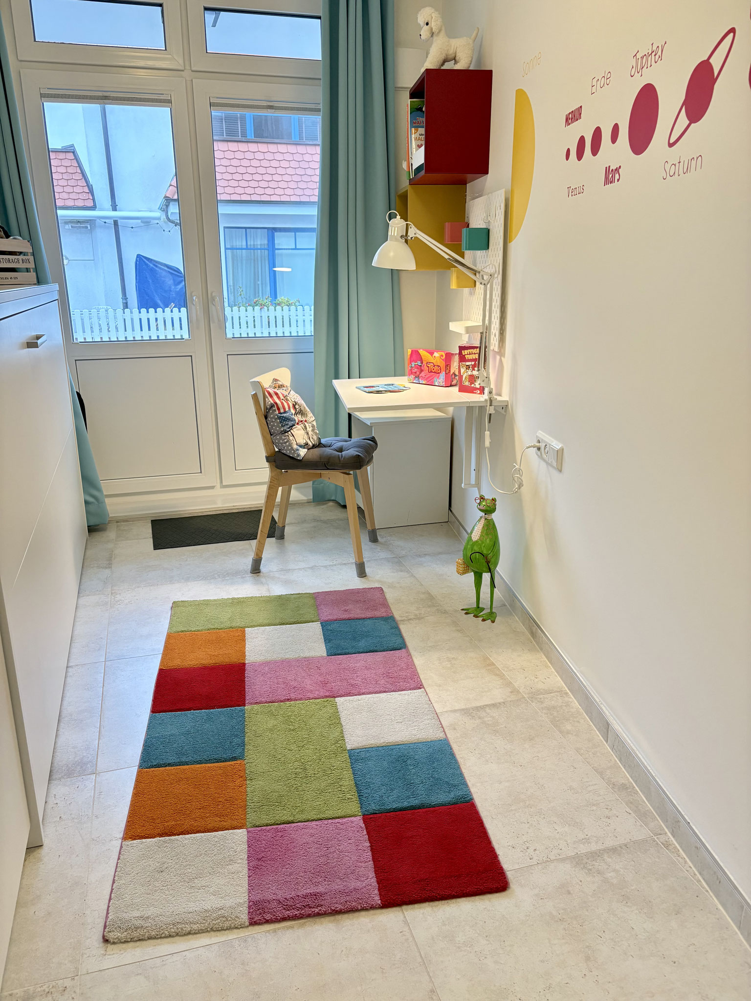 Kinderzimmer mit kleinem Arbeitsplatz/Bett geschlossen