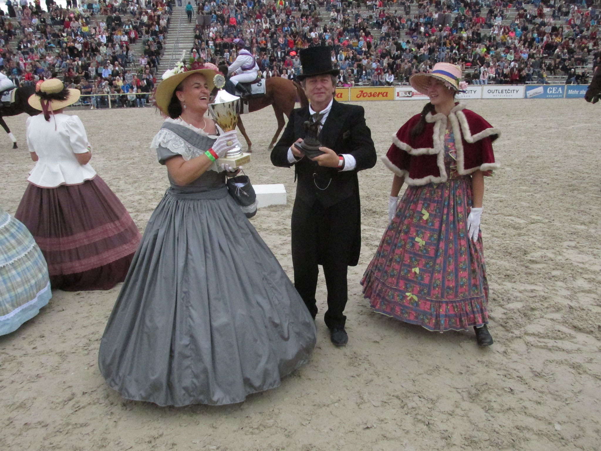 standesgemäß in der Kutsche ging es wieder aus der ArenaIlonas Pferd hat auch gewonnen 