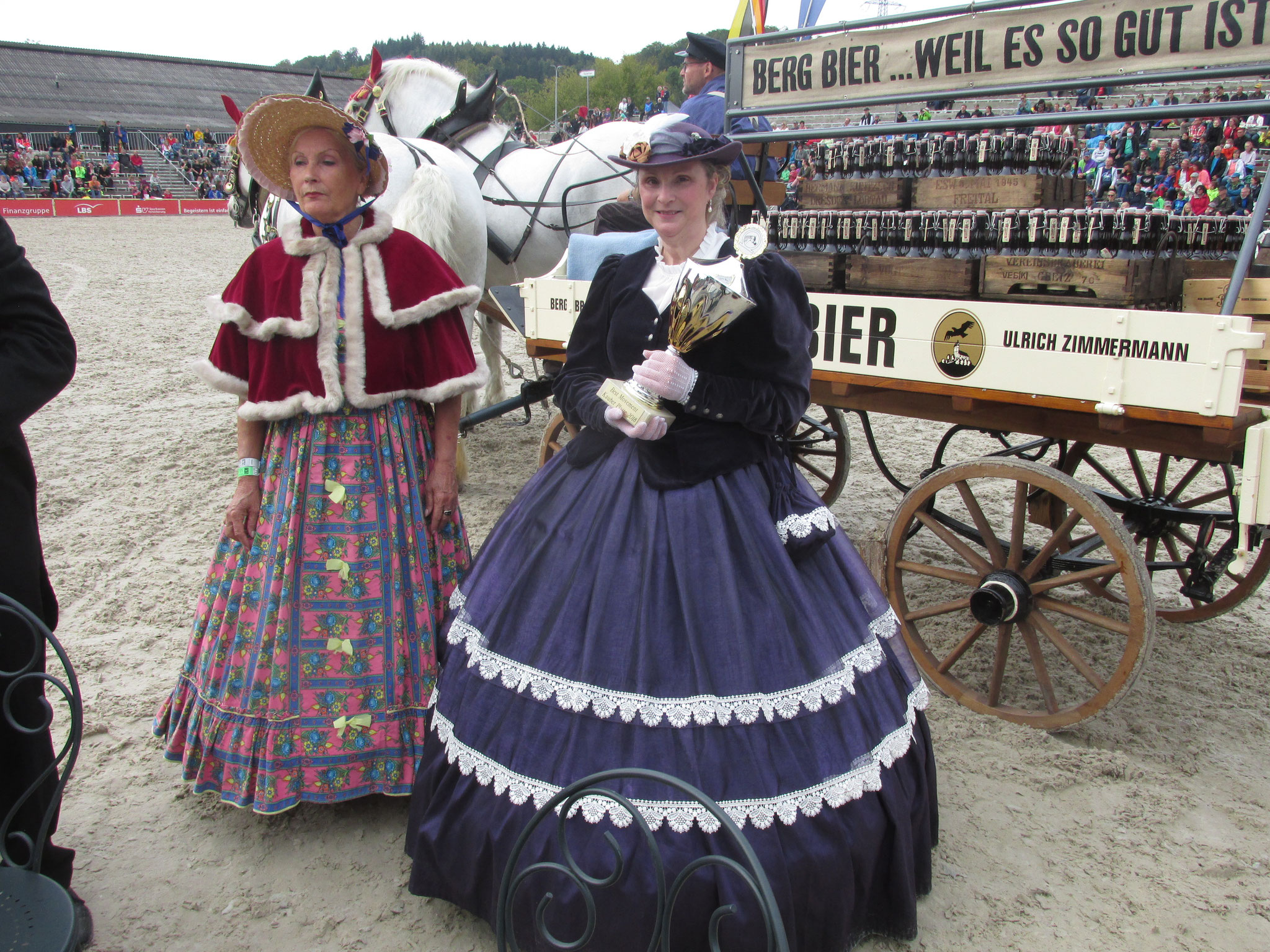 da hebt aber eine stolze Gewinnerin ihren Pokal fest im Arm