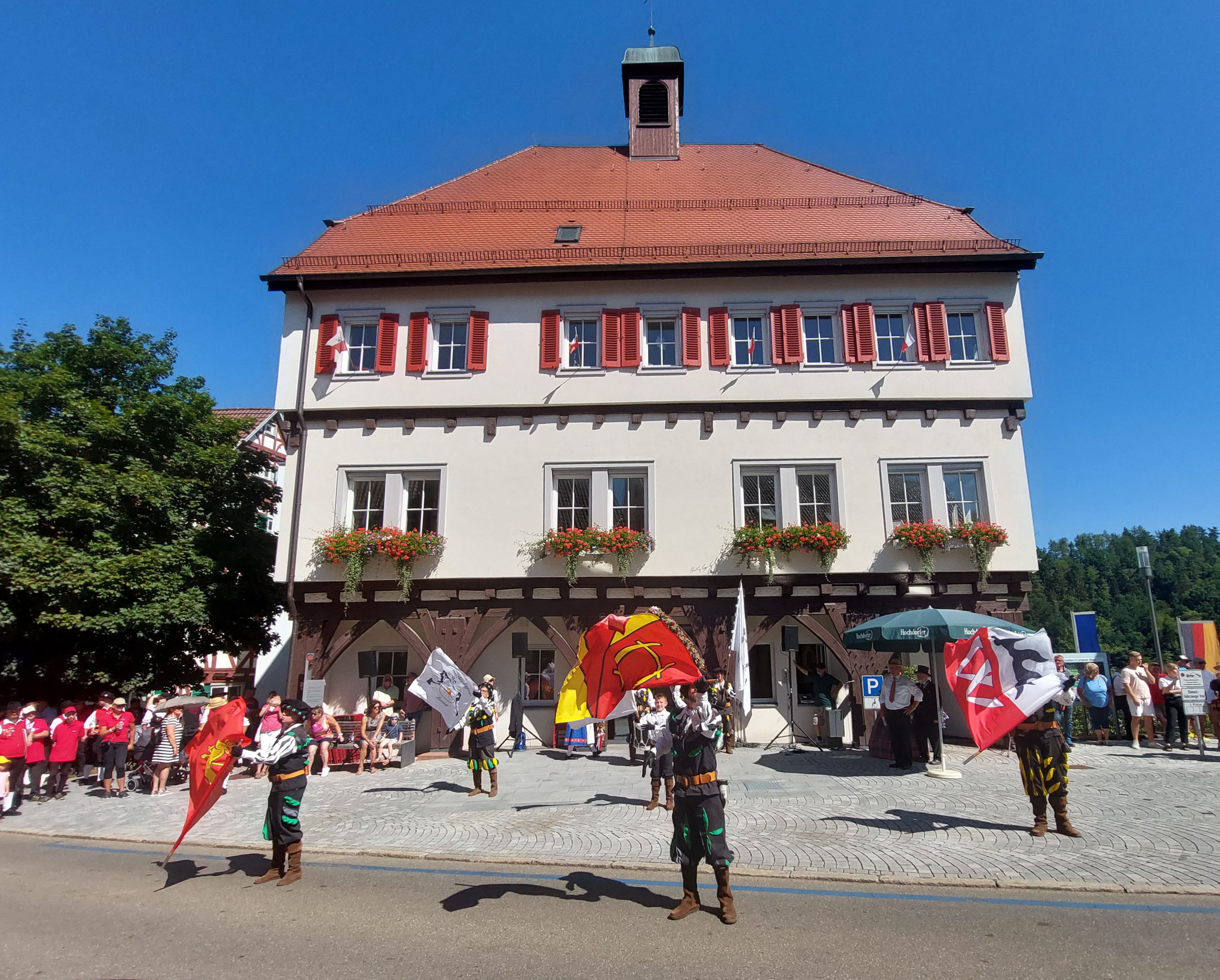 Fahnenschwinger vor dem Rathaus