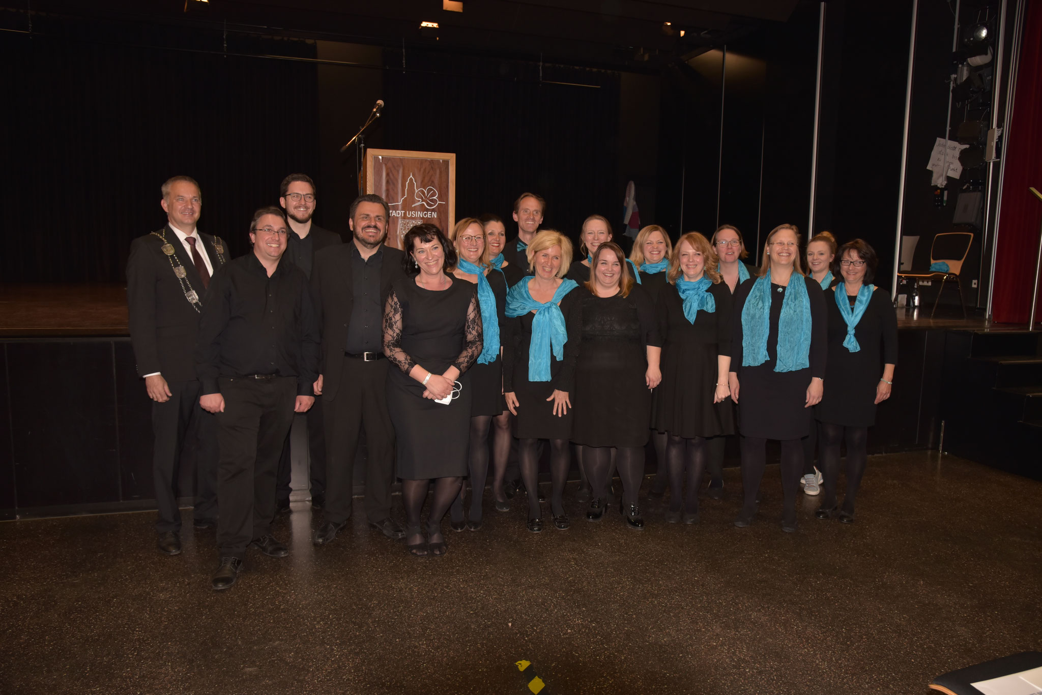 Injoy Singers singen zu Ehren des neuen Bürgermeisters Wernard in der Aula der CWS Usingen zur Amtseinführung