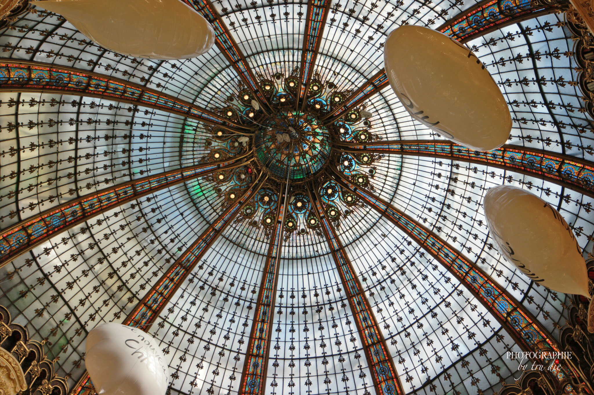 Bild: Galeries Lafayette mit Blick in die Kuppel und Galerien, Paris