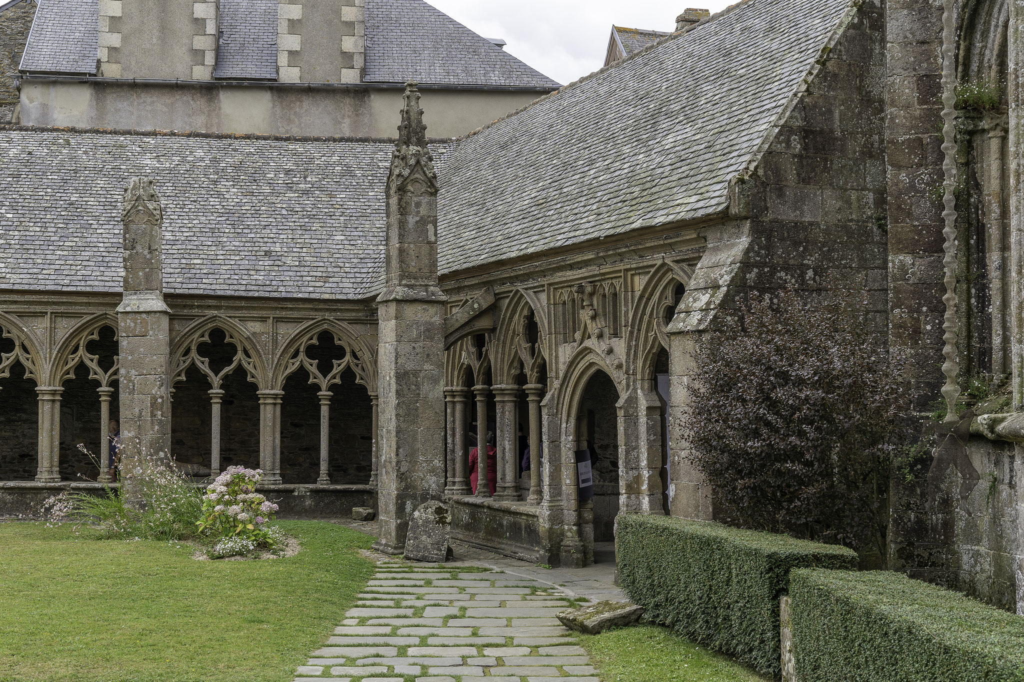 Bild: Kreuzgang der Kathedrale Saint-Tugdual in Tréguier in der Bretagne 