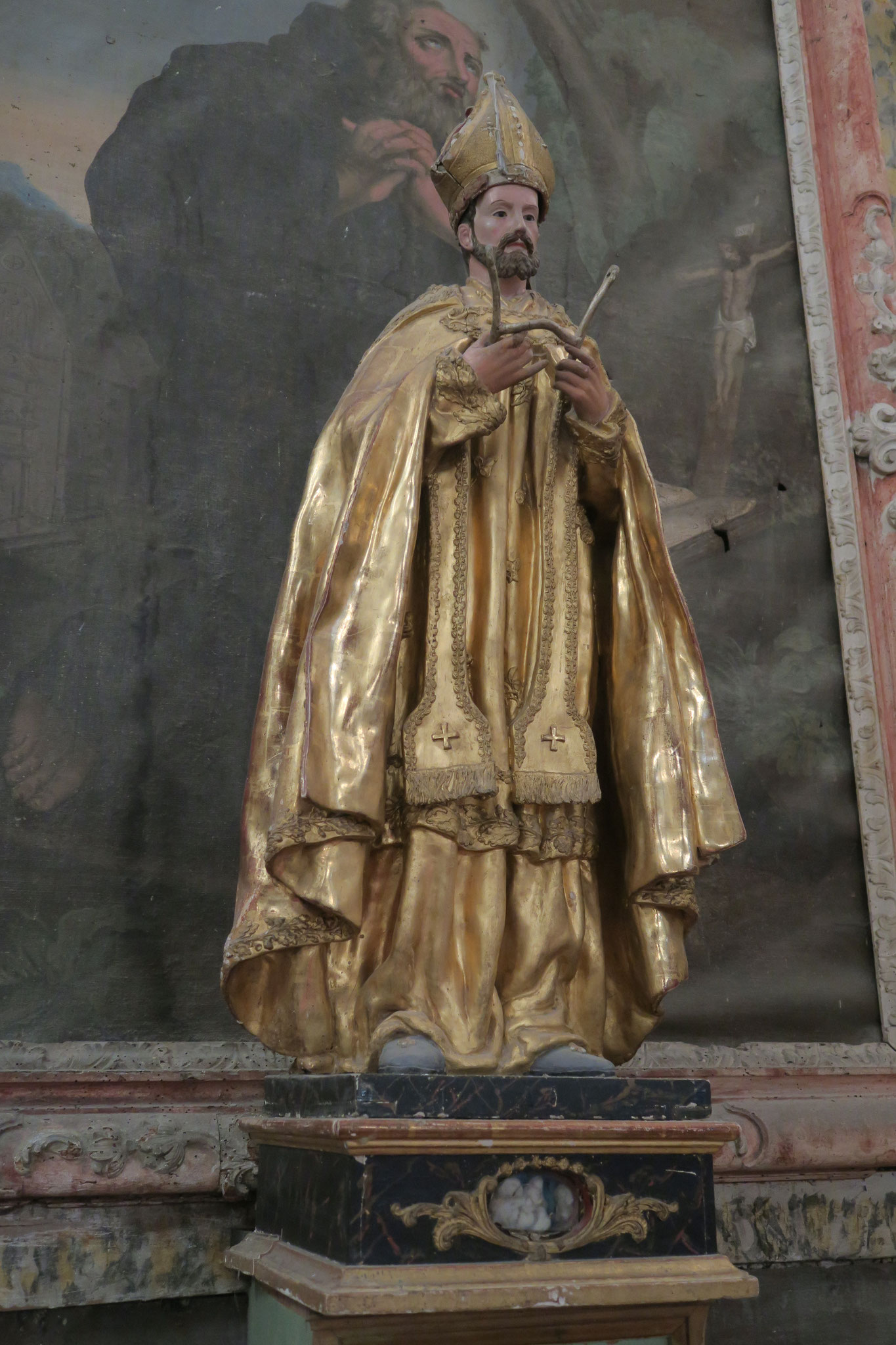 ld: die Heiligenfiguren in der Kirche Notre Dame von Venasque, Vaucluse, Provence 