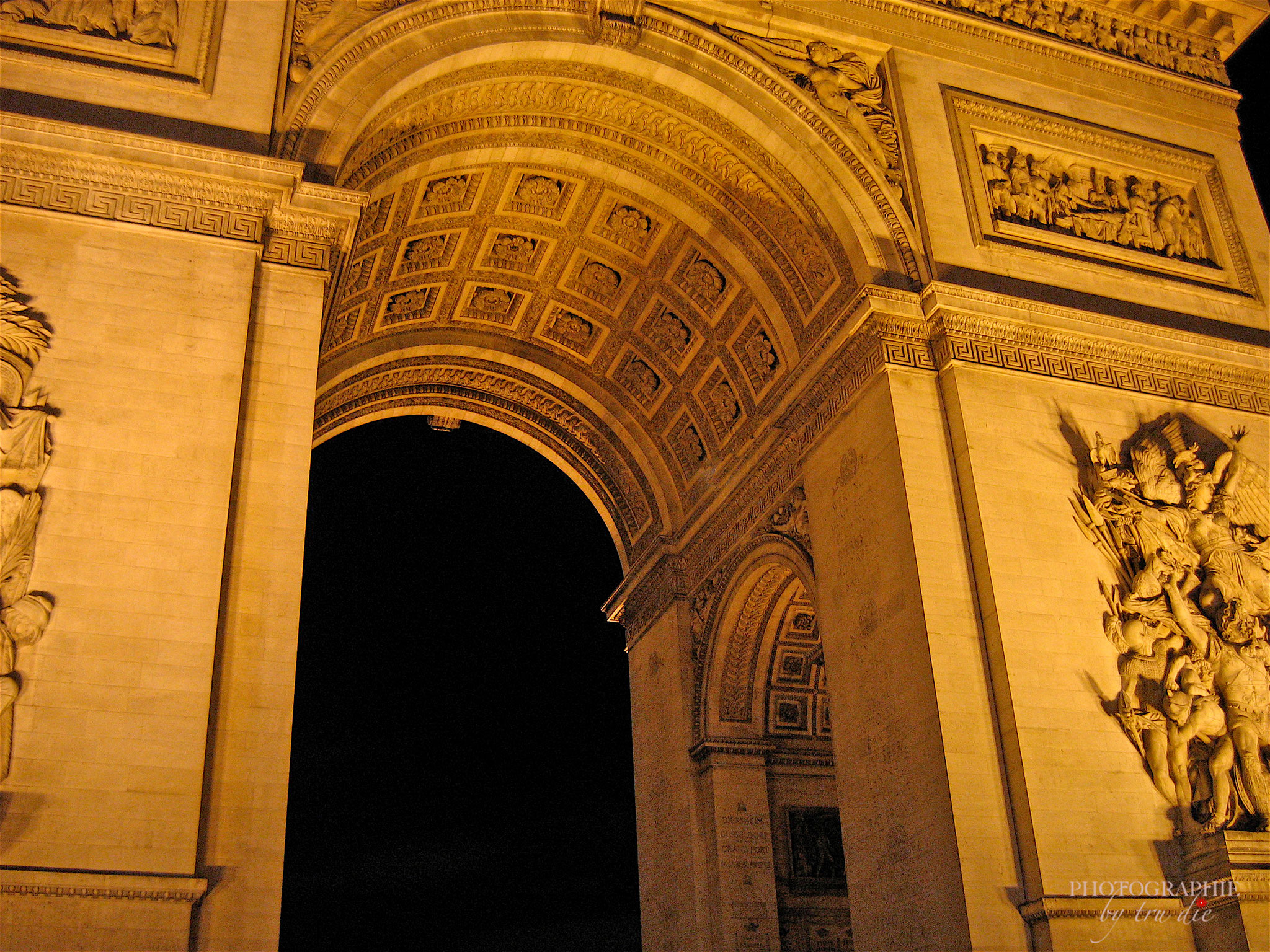 Bild: Am Arc de Triomphe in Paris 