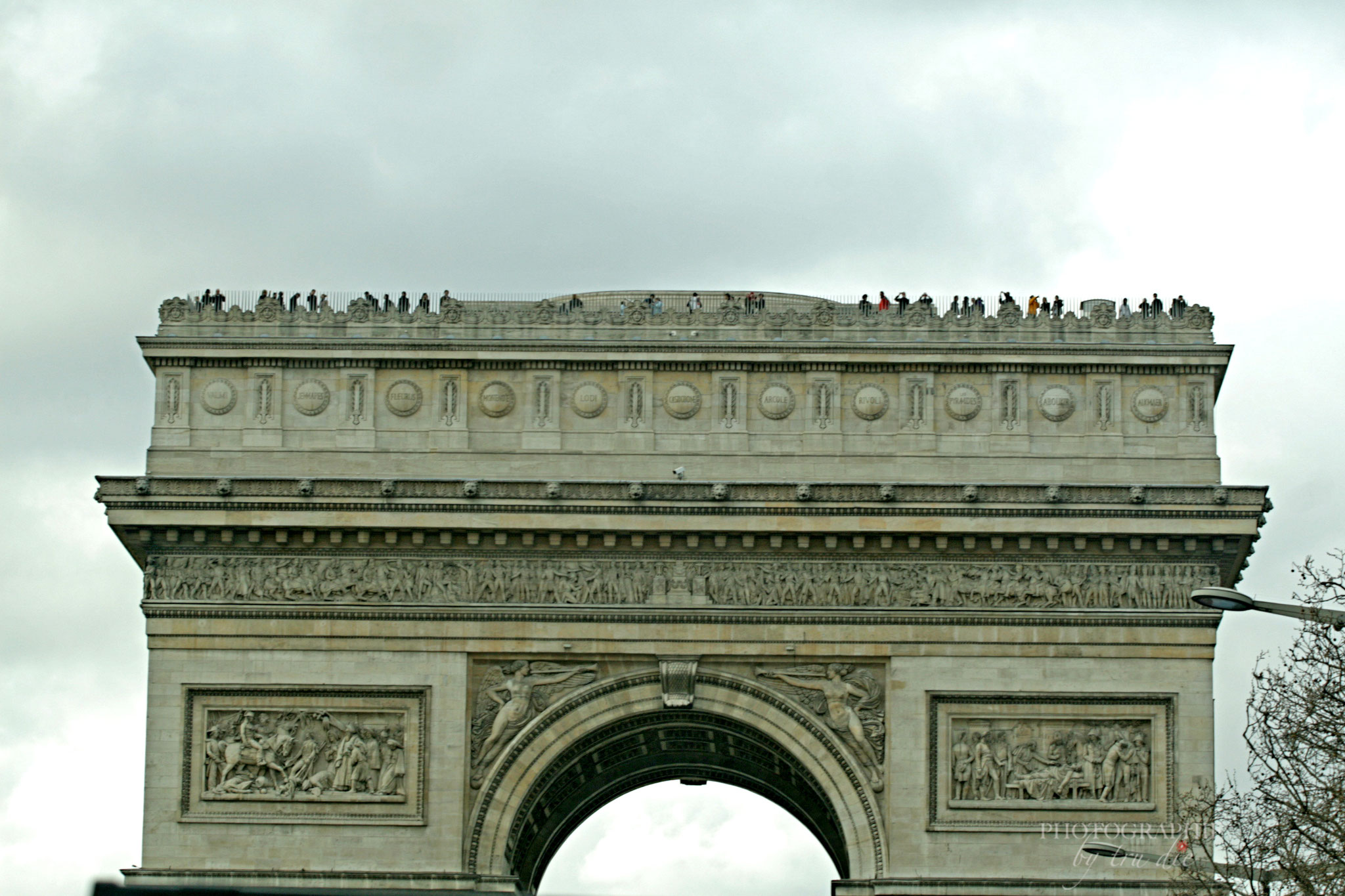 Bild: Am Arc de Triomphe in Paris 