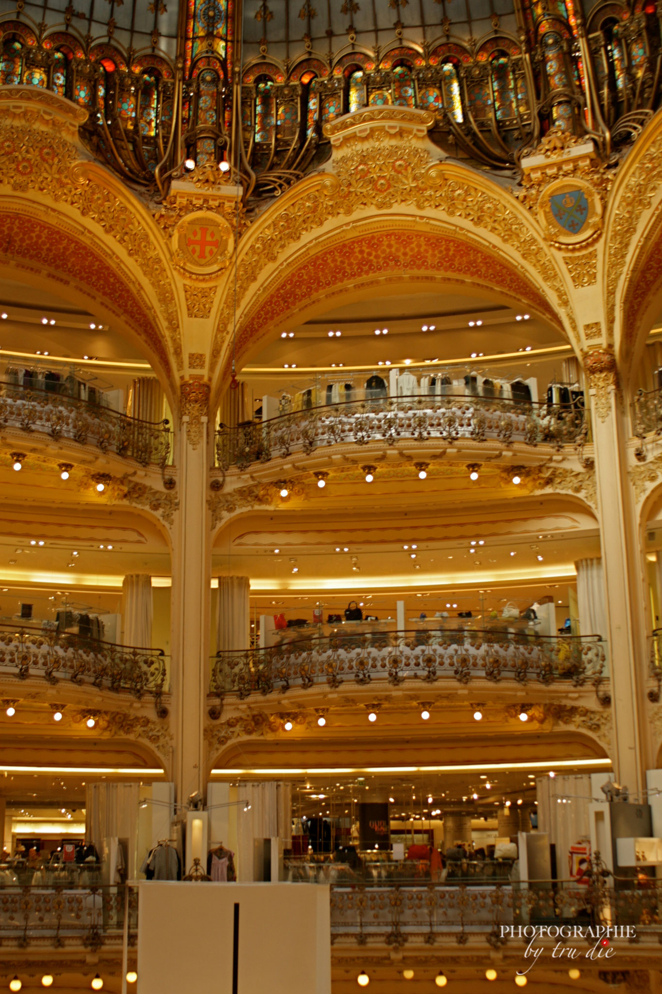 Bild: Galeries Lafayette mit Blick in die Kuppel und Galerien, Paris