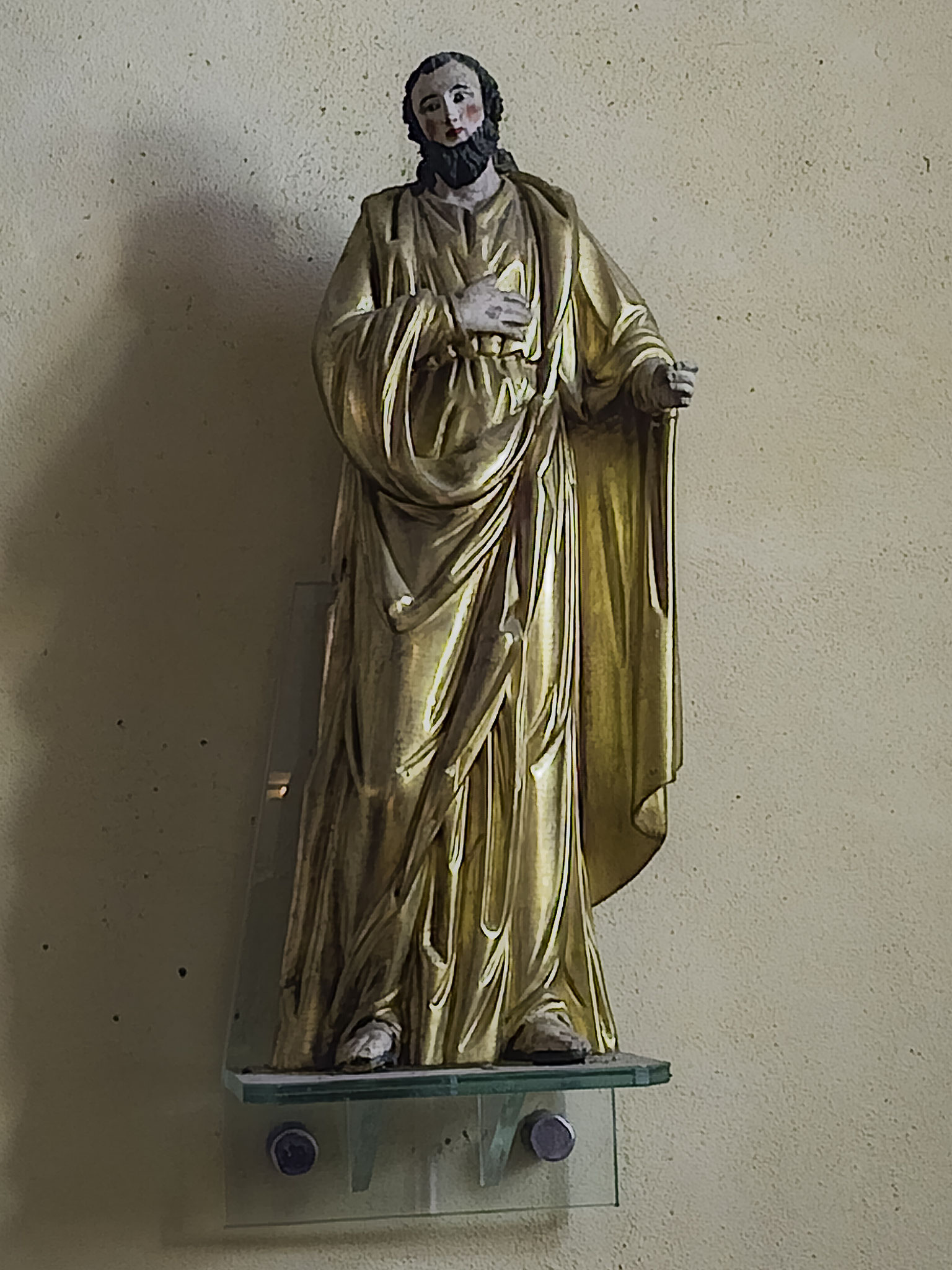 Skulpturen in der Église Saint-Jean-Baptiste in Larrau