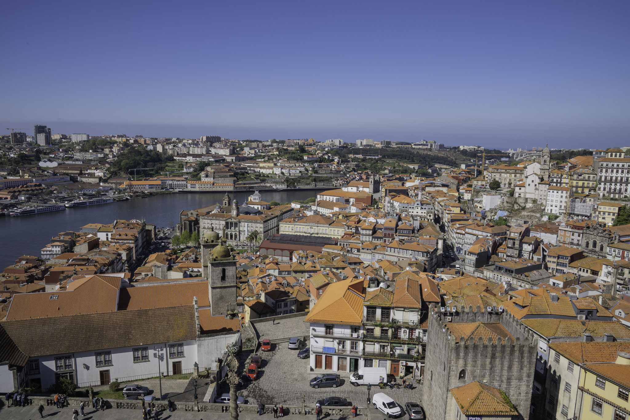 Bild: Blick von dem Turm der Kathedrale Sé do Porto auf Douro und Vorplatz der Kathedrale