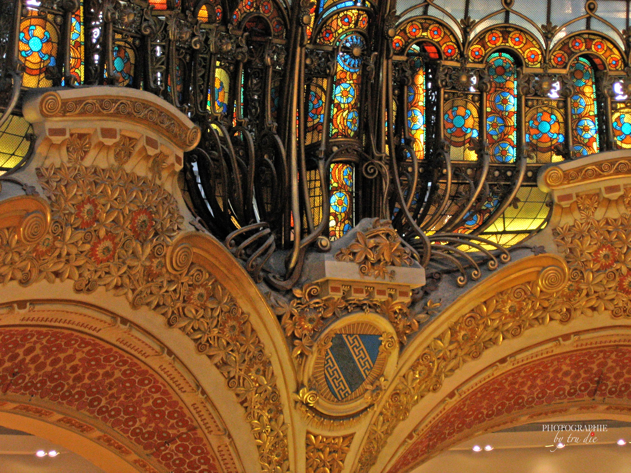 Bild: Galeries Lafayette mit Blick in die Kuppel und Galerien, Paris