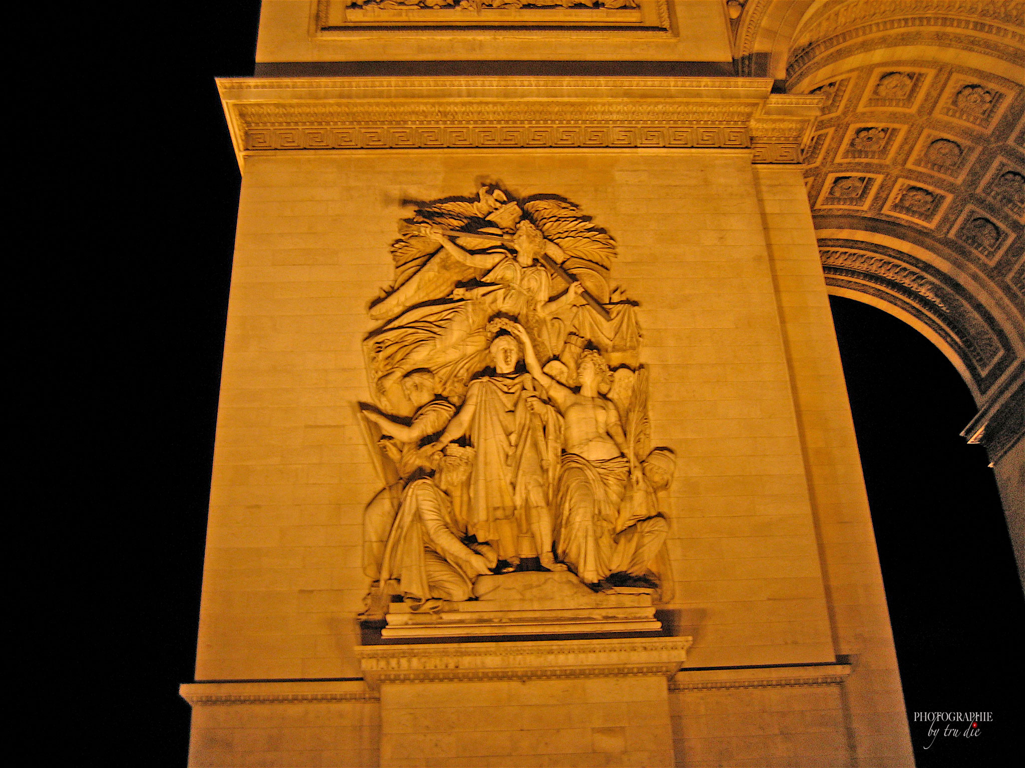 Bild: Am Arc de Triomphe in Paris 