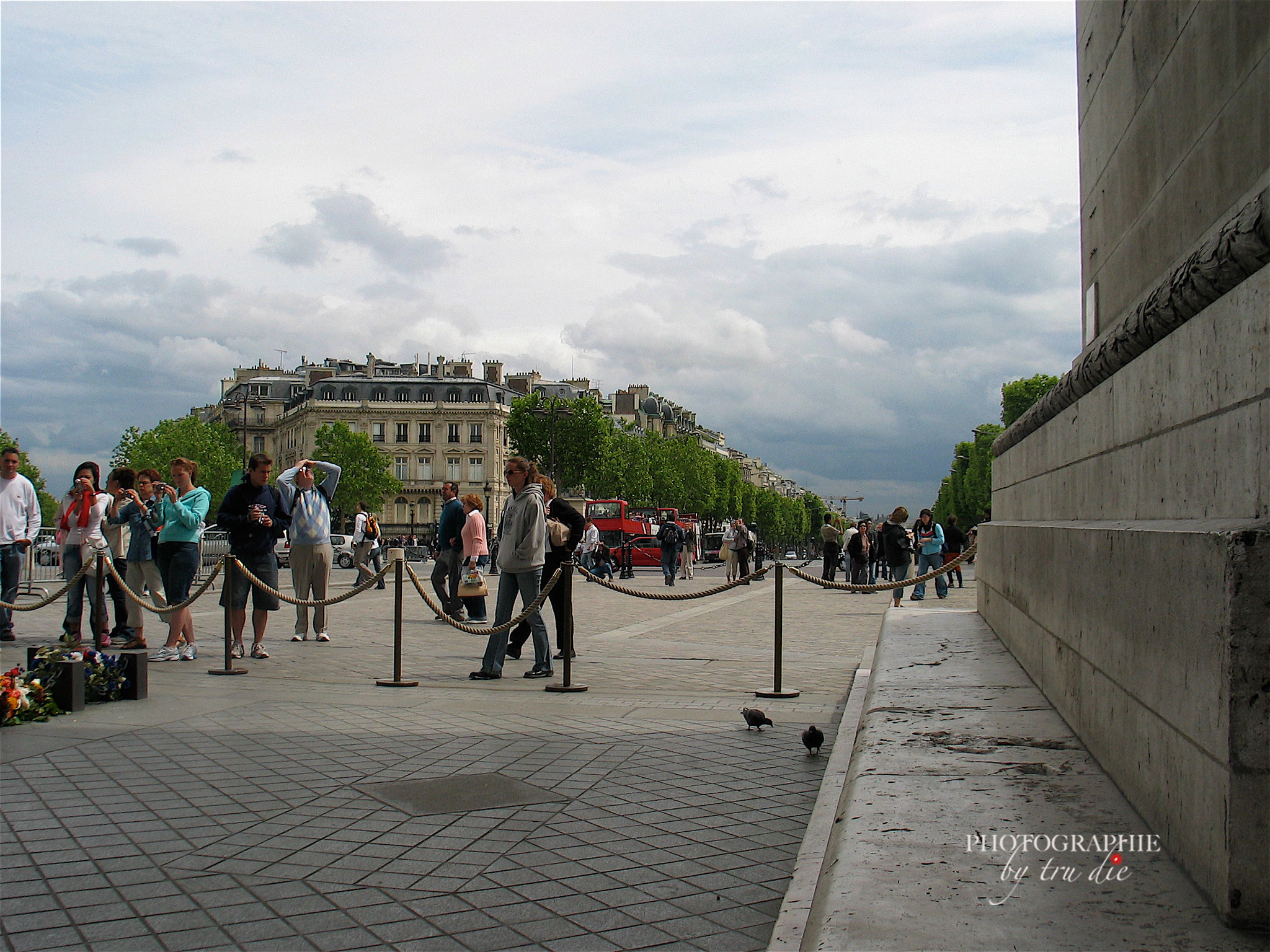 Bild: Am Arc de Triomphe in Paris 