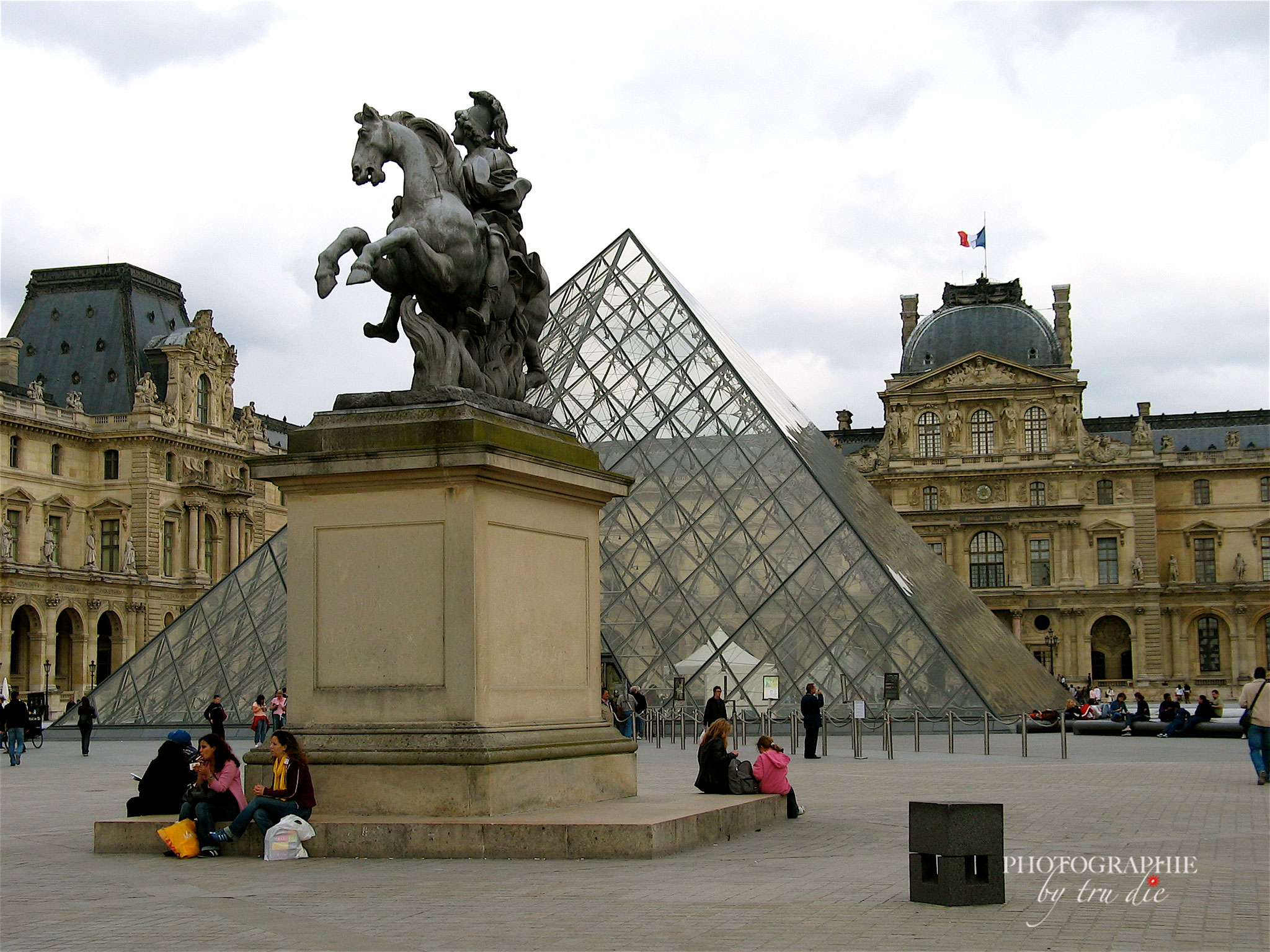 Bild: Louvre Paris mit Glaspyramide  