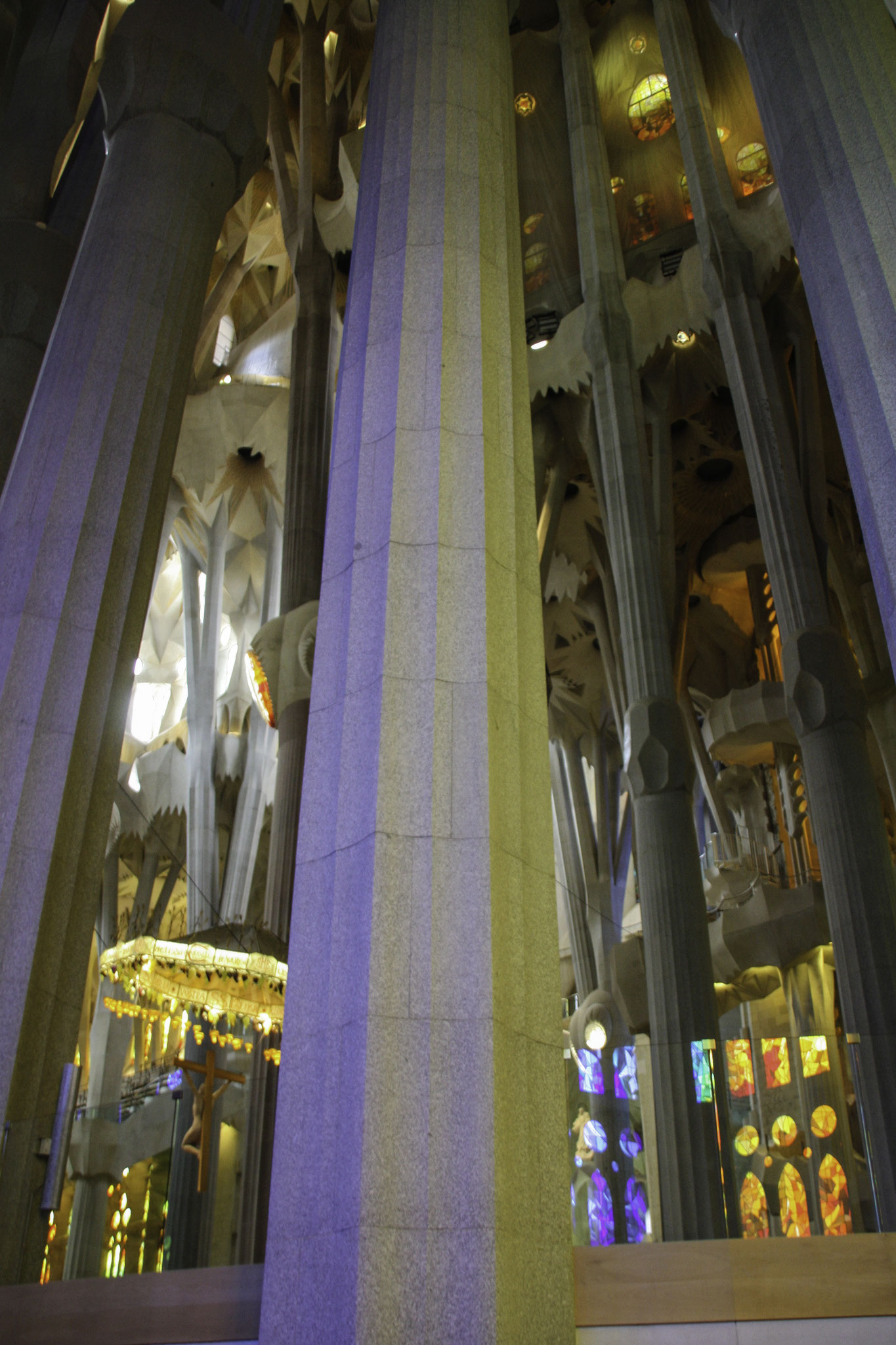 Bild: Im Innern der La Sagrada Familia 