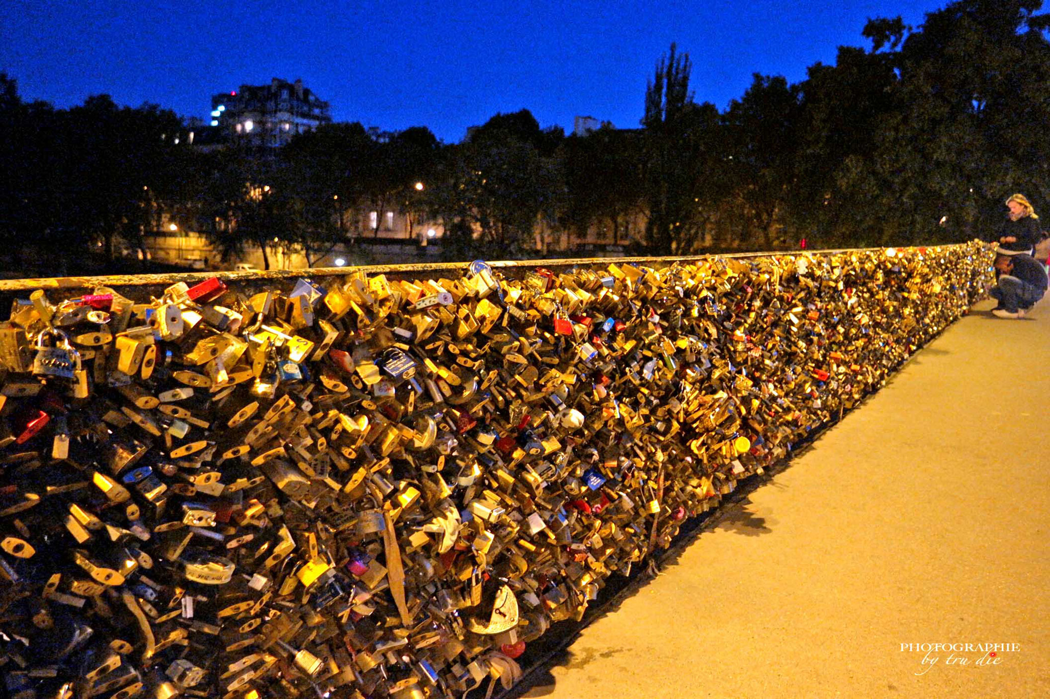 Bild: Pont de l'Archevêché am Abend