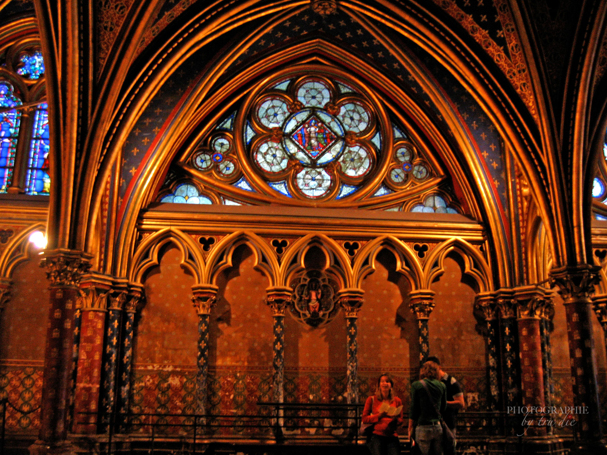 Bild: Buntglasfenster in der Unterkirche von Sainte-Chapelle in Paris 