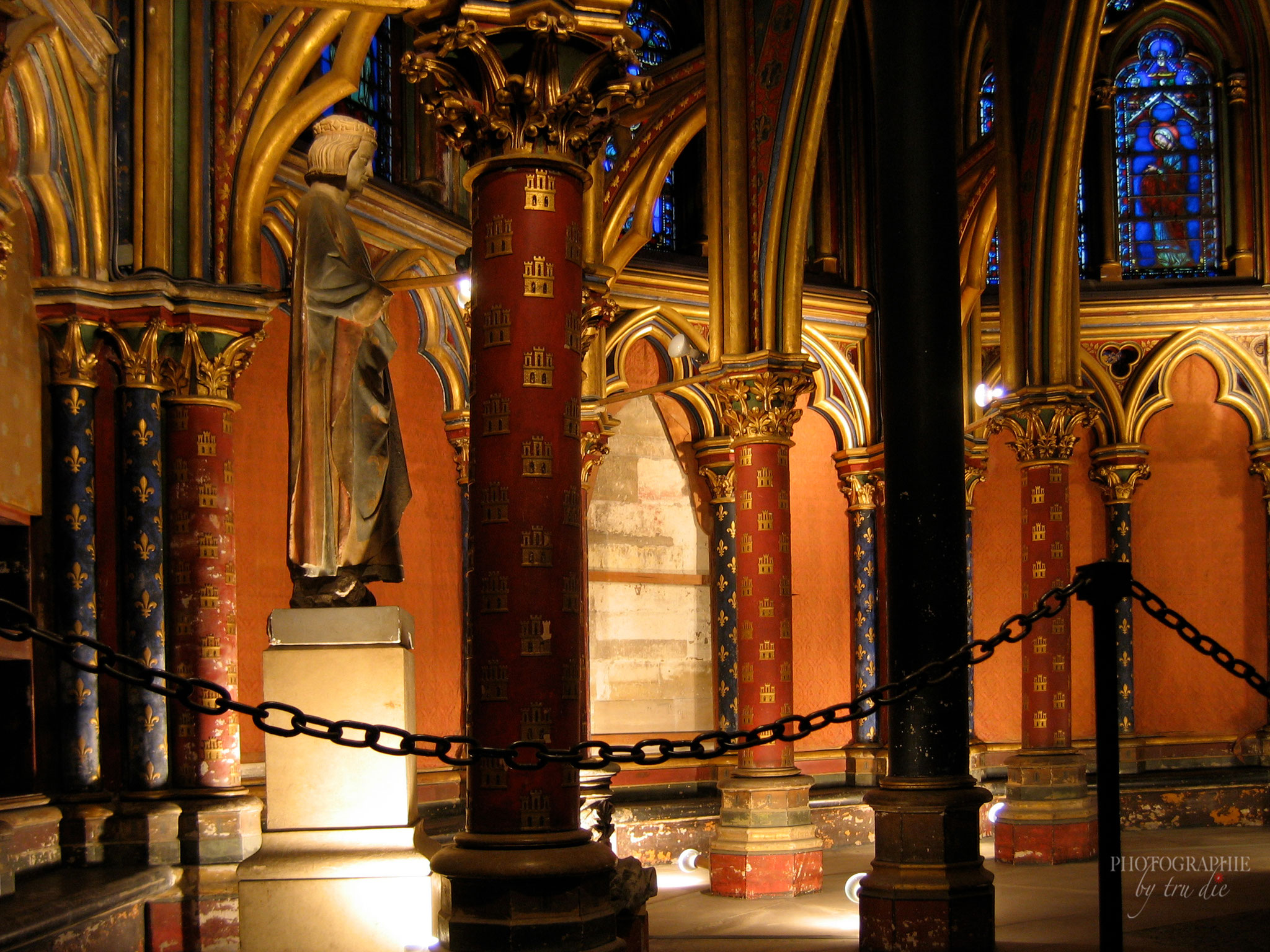 Bild: Statue von König Ludwig IX. in Unterkirche von Sainte-Chapelle in Paris