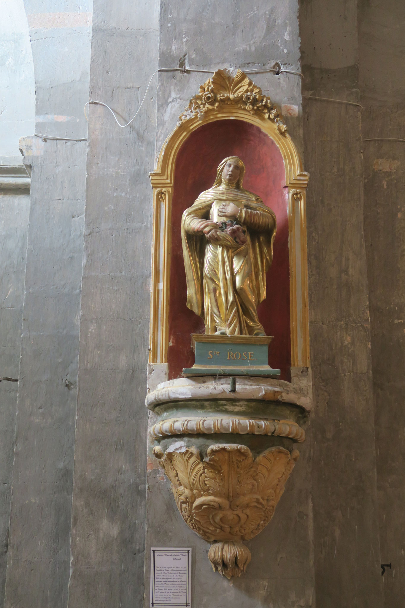 ld: die Heiligenfiguren in der Kirche Notre Dame von Venasque, Vaucluse, Provence 