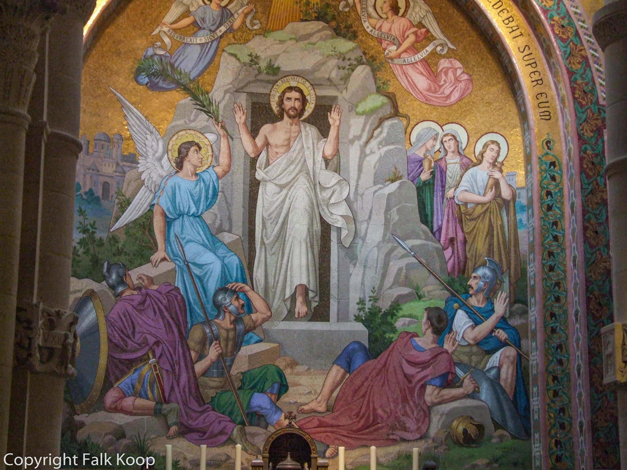 Bild: Im Innern der Rosenkranzbasilika in Lourdes 