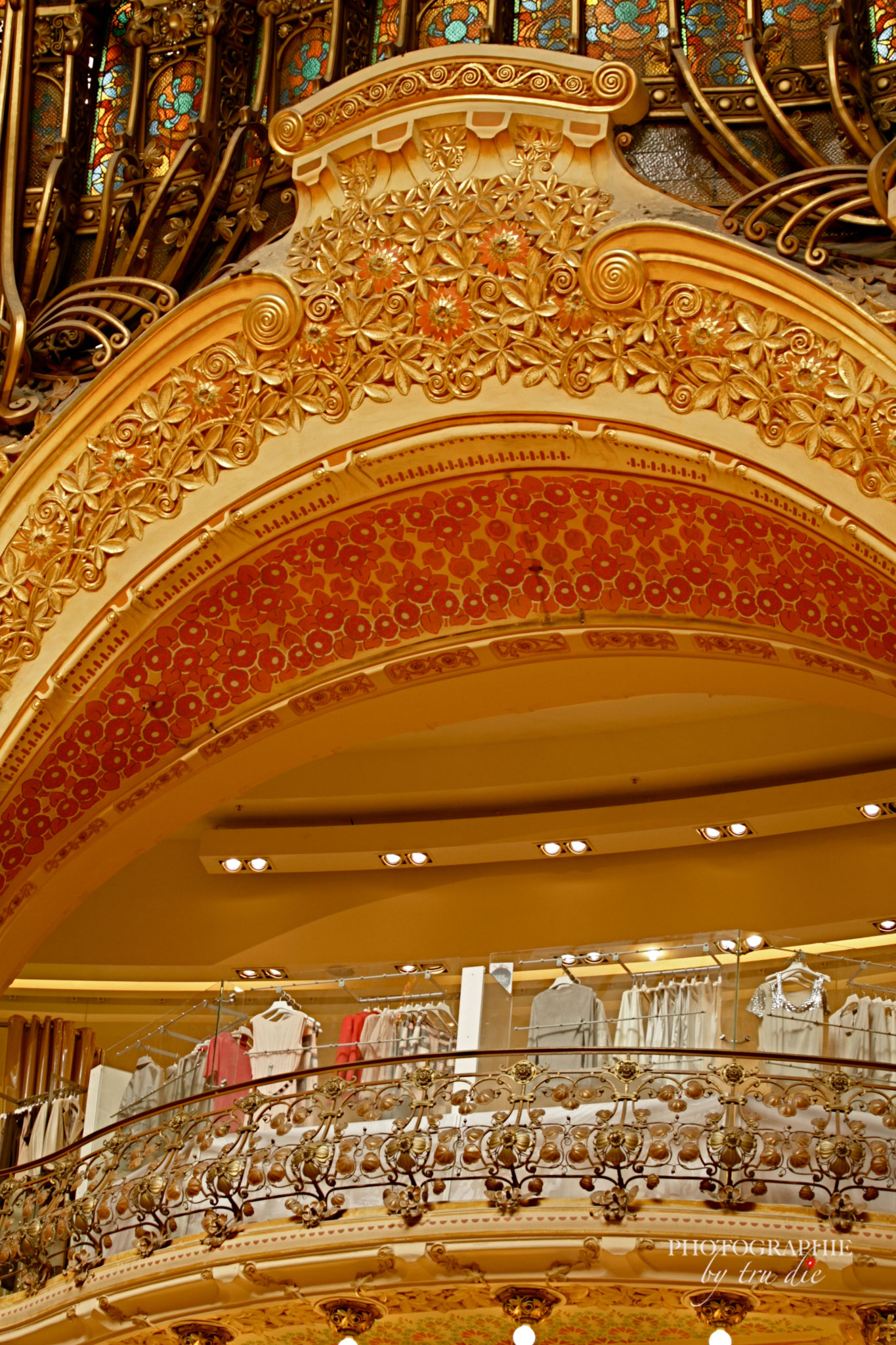 Bild: Galeries Lafayette mit Blick in die Kuppel und Galerien, Paris