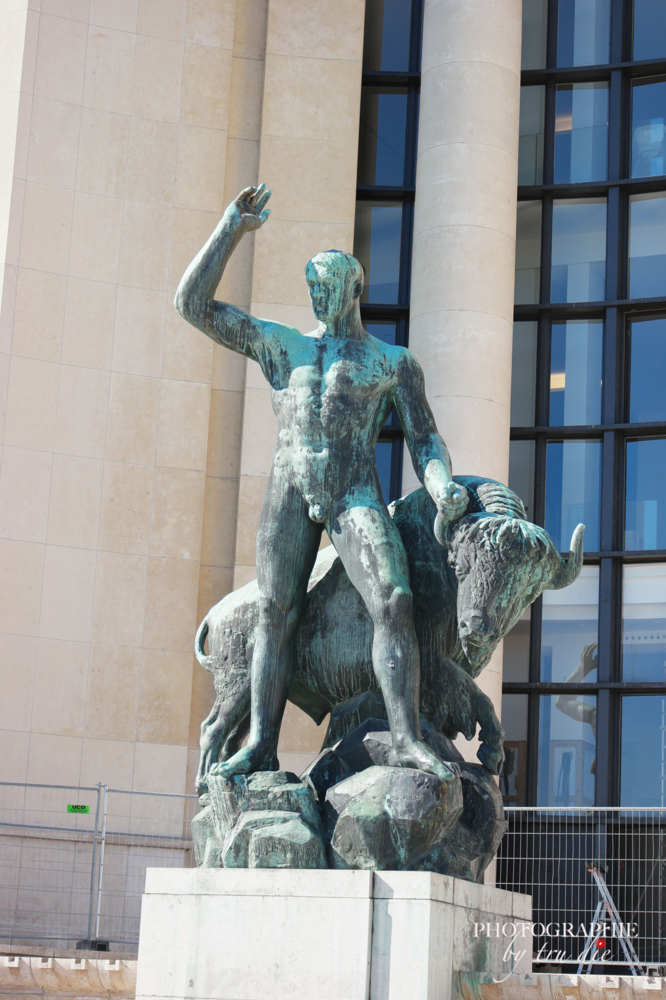 Bild: Trocadéro Bronzstatue vor dem Palais de Chaillot in Paris