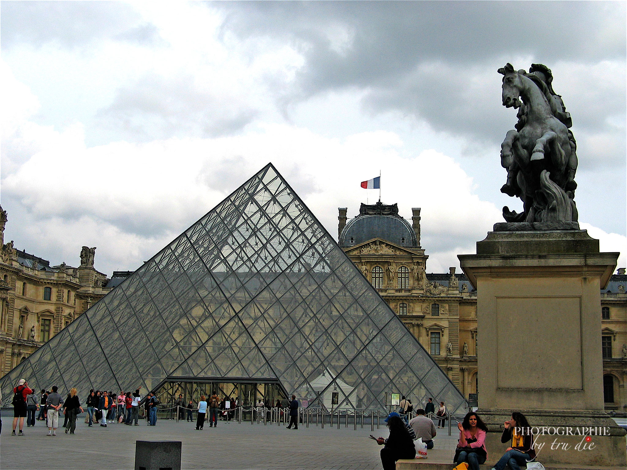 Bild: Louvre Paris mit Glaspyramide  