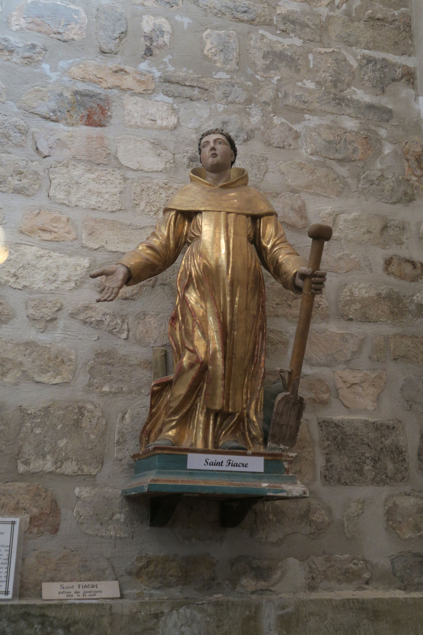 ld: die Heiligenfiguren in der Kirche Notre Dame von Venasque, Vaucluse, Provence 