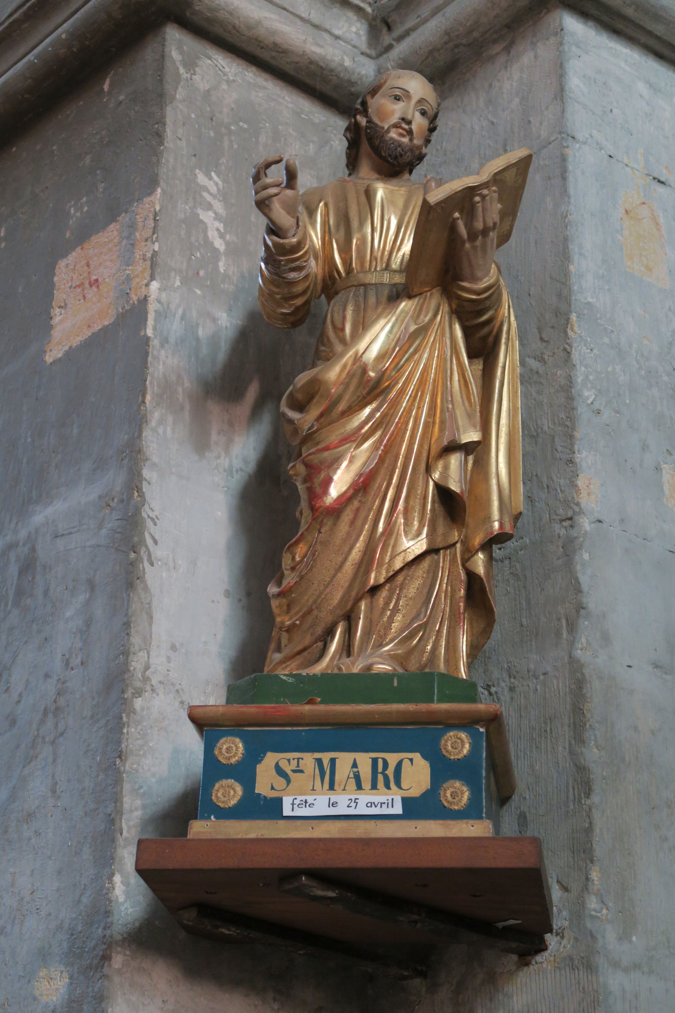 ld: die Heiligenfiguren in der Kirche Notre Dame von Venasque, Vaucluse, Provence 
