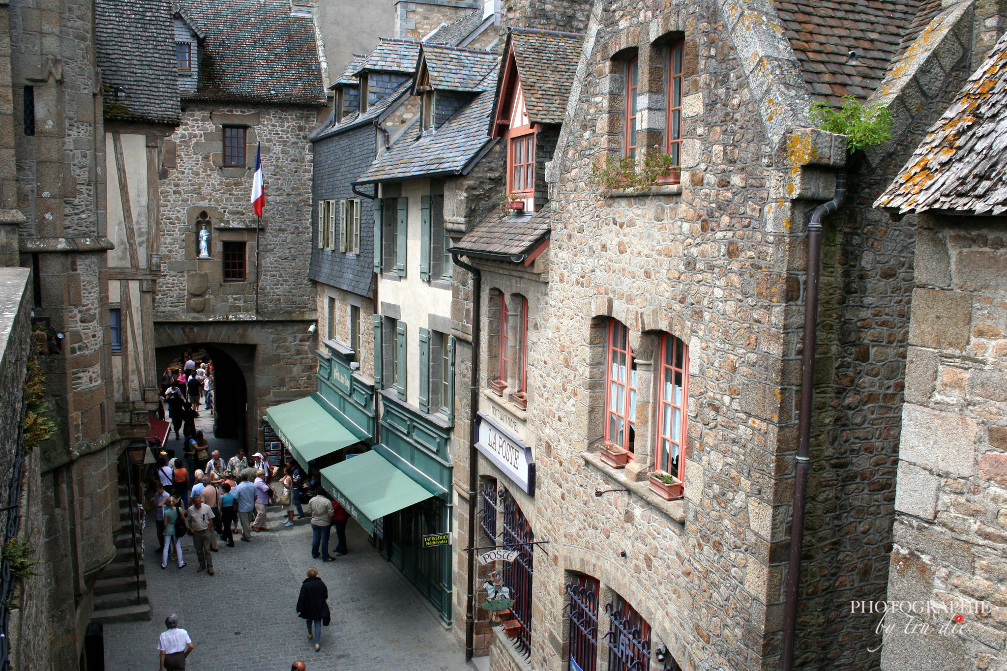 Bild: in den Straßen von Mont-Saint-Michel 