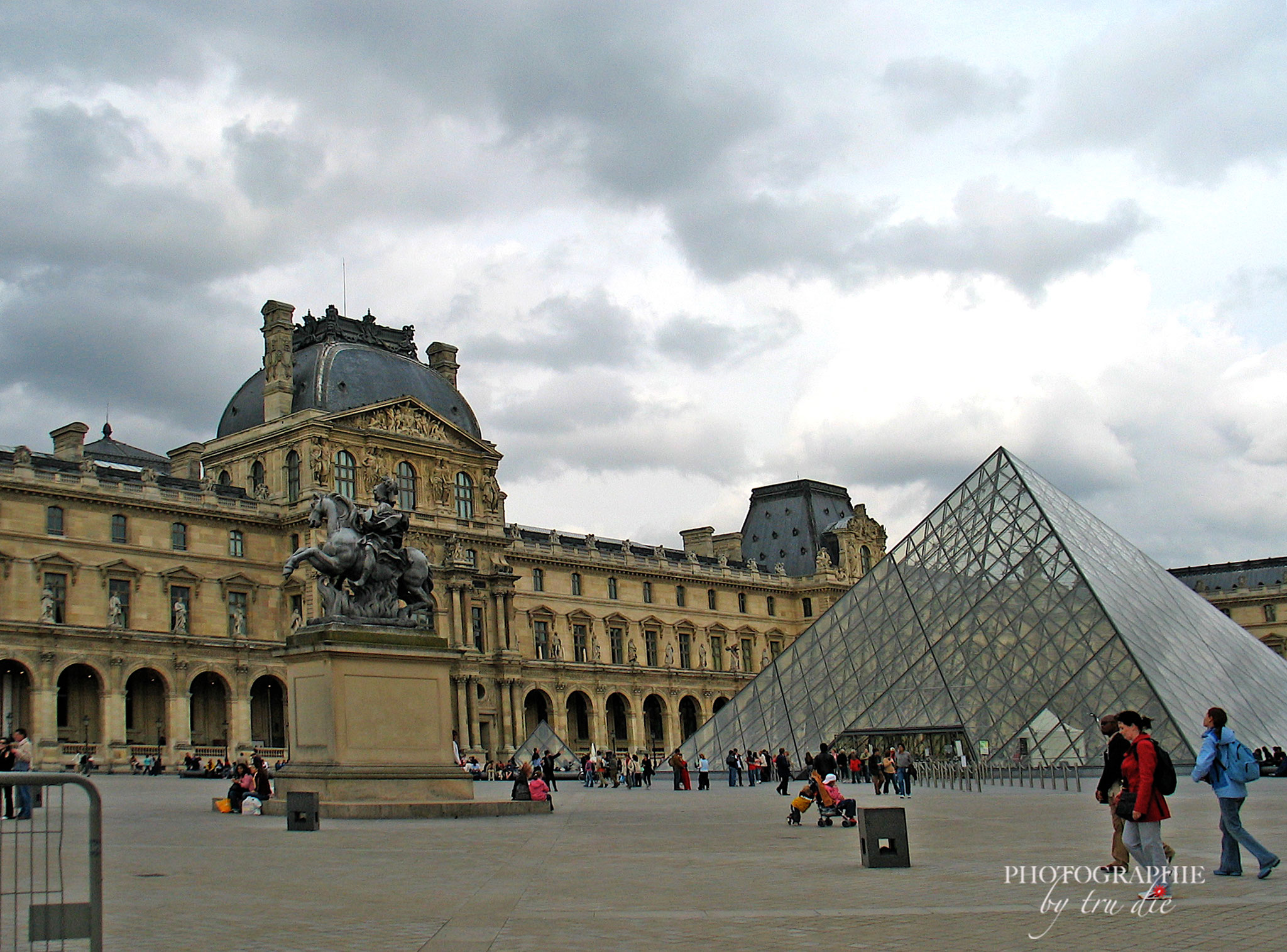 Bild: Louvre Paris mit Glaspyramide  