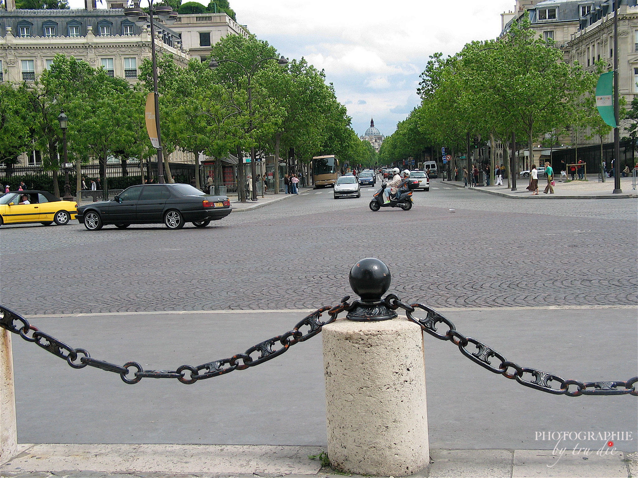 Bild: Am Arc de Triomphe in Paris