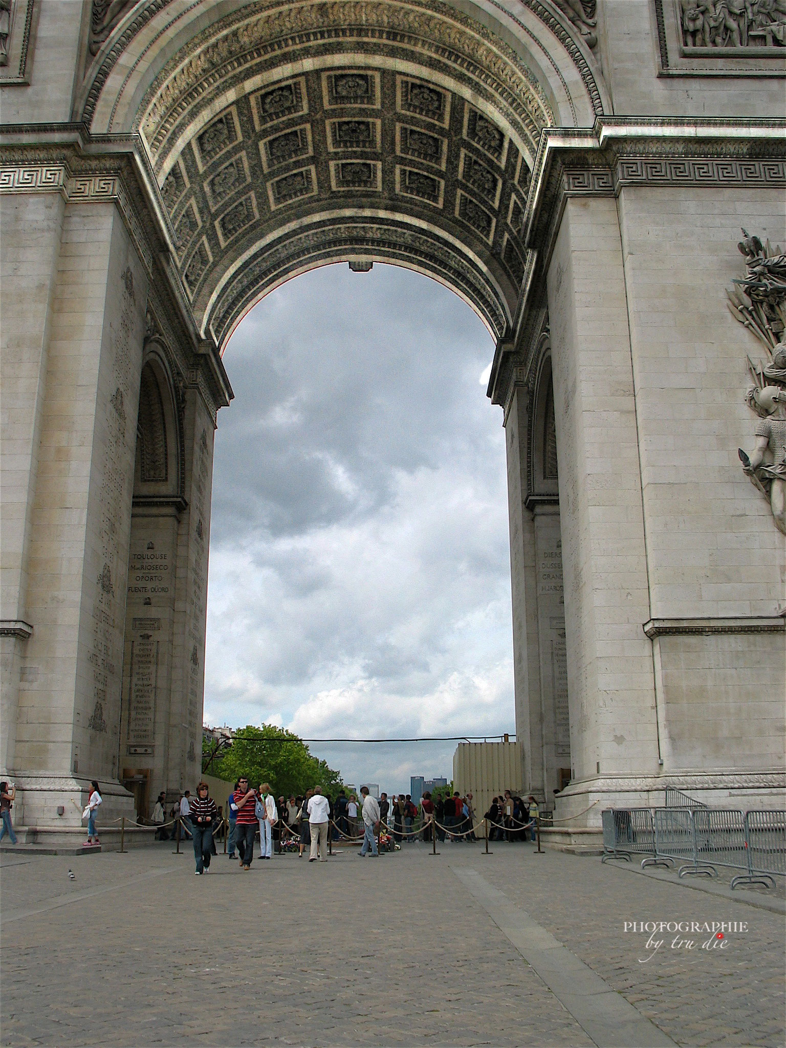 Bild: Am Arc de Triomphe in Paris 