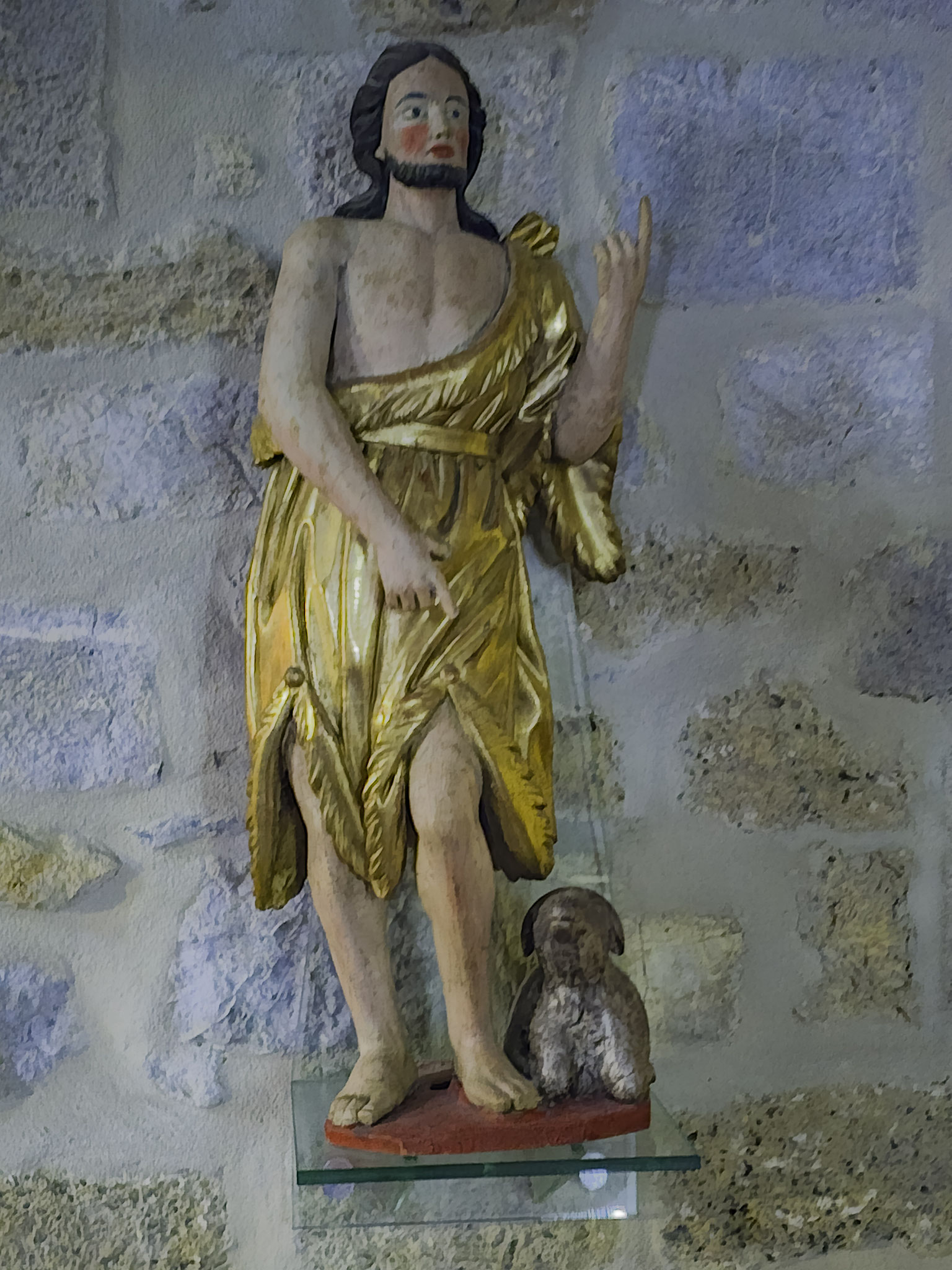 Skulpturen in der Église Saint-Jean-Baptiste in Larrau