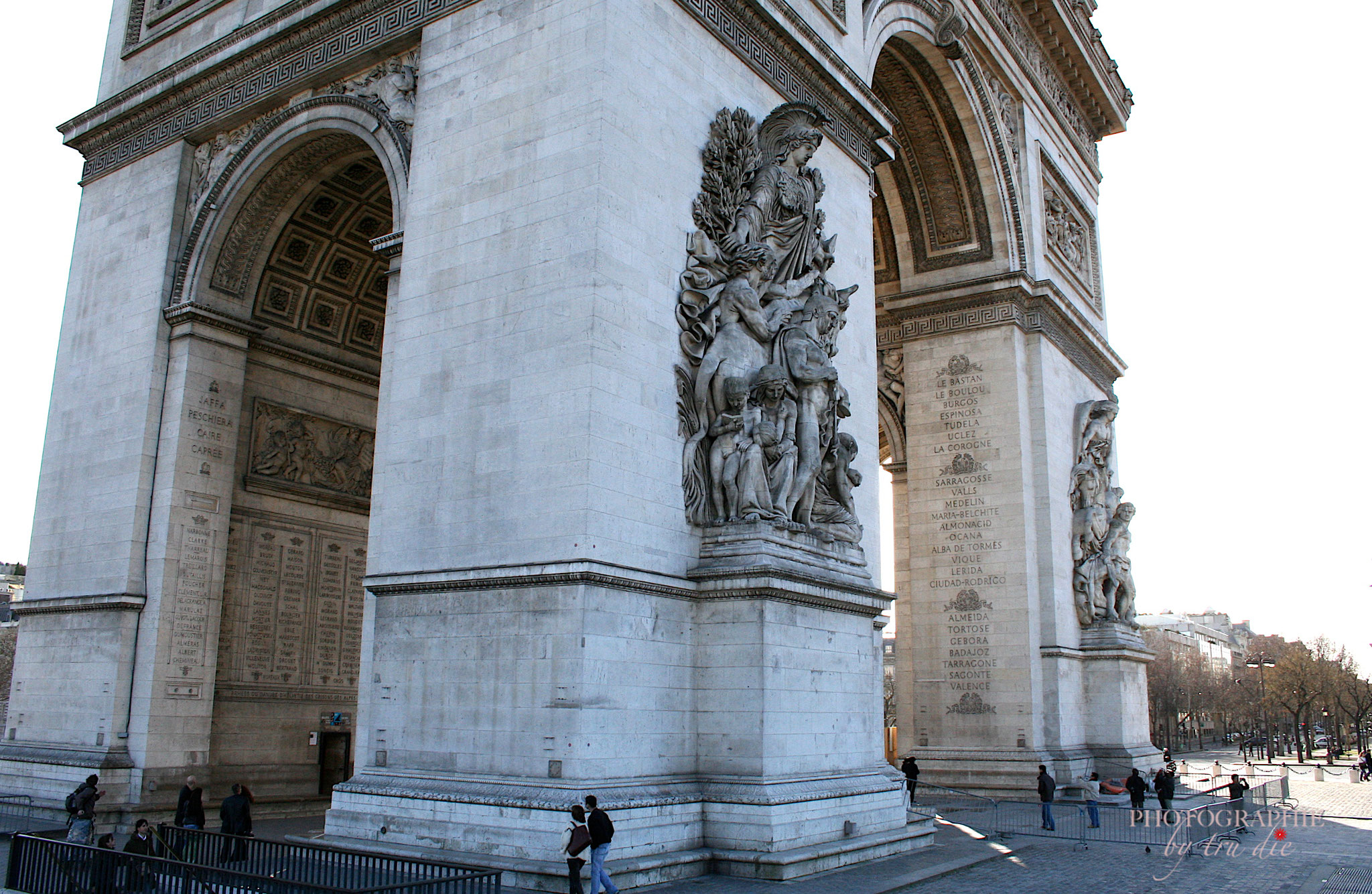 Bild: Am Arc de Triomphe in Paris 