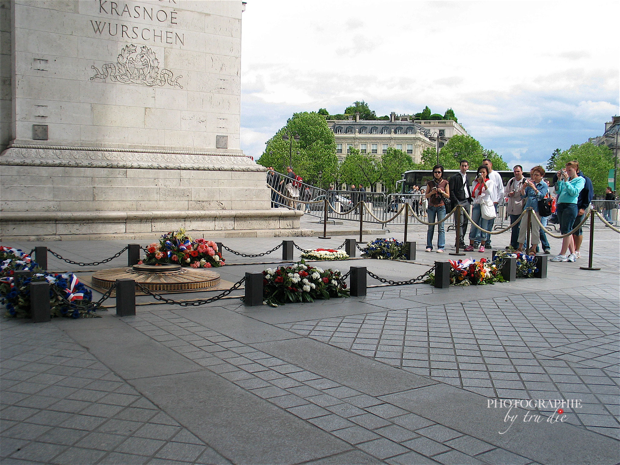 Bild: Am Arc de Triomphe in Paris 