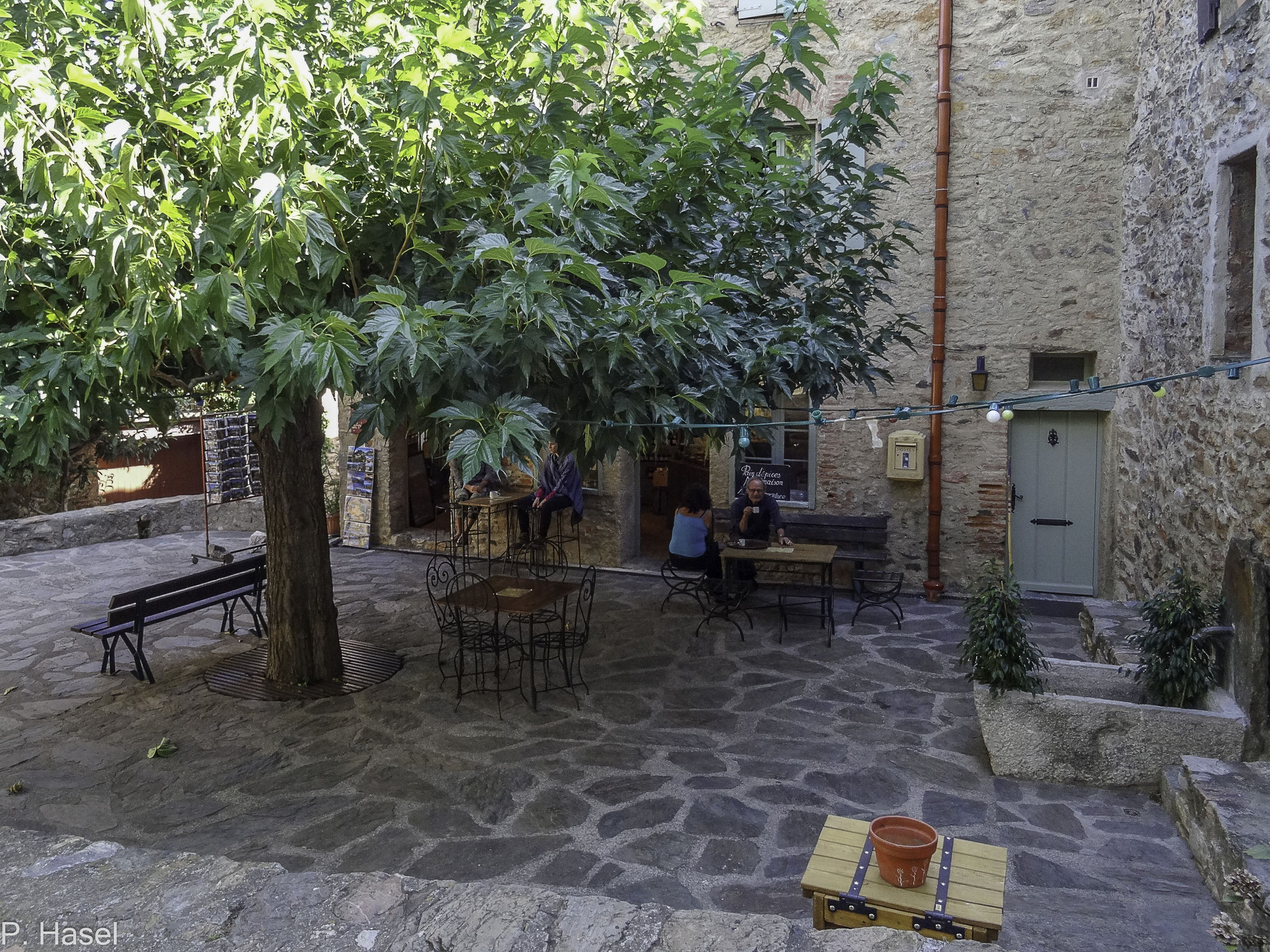 Bild: Castelnou am Dorfplatz beim Stadttor