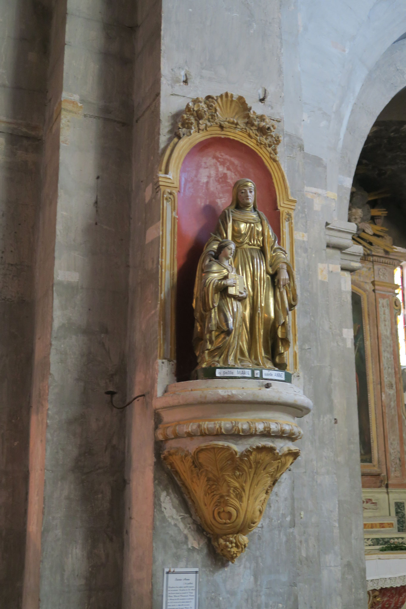 Bild: die Heiligenfiguren in der Kirche Notre Dame von Venasque, Vaucluse, Provence